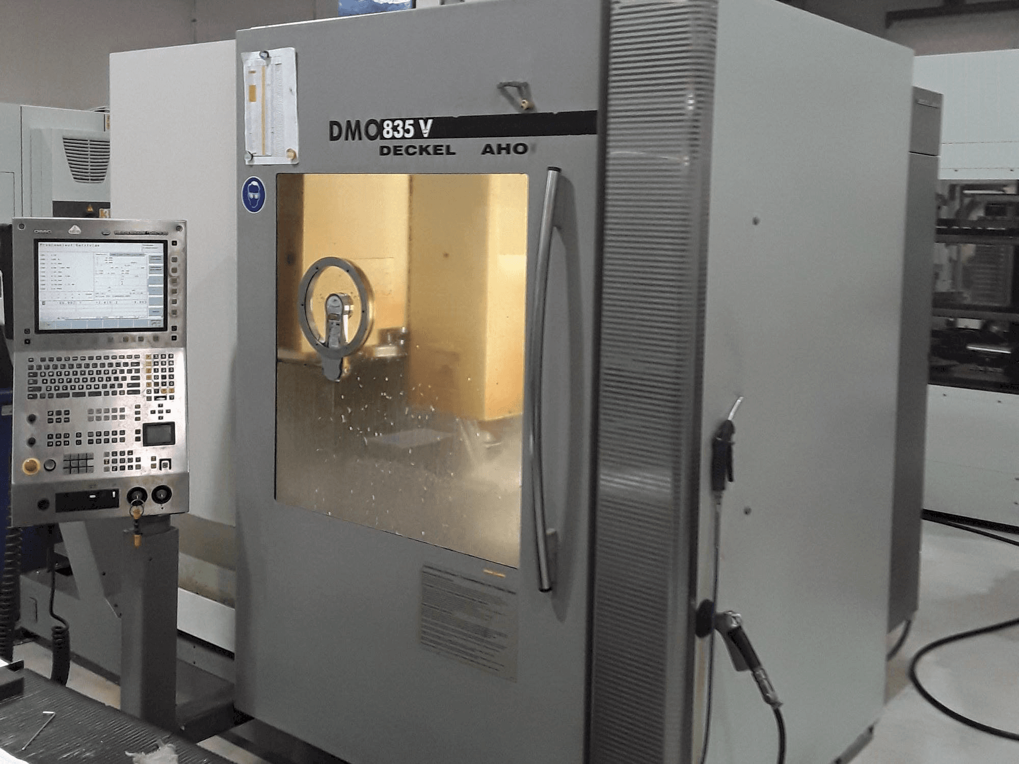 Frontansicht der DECKEL MAHO DMC 835 V Maschine