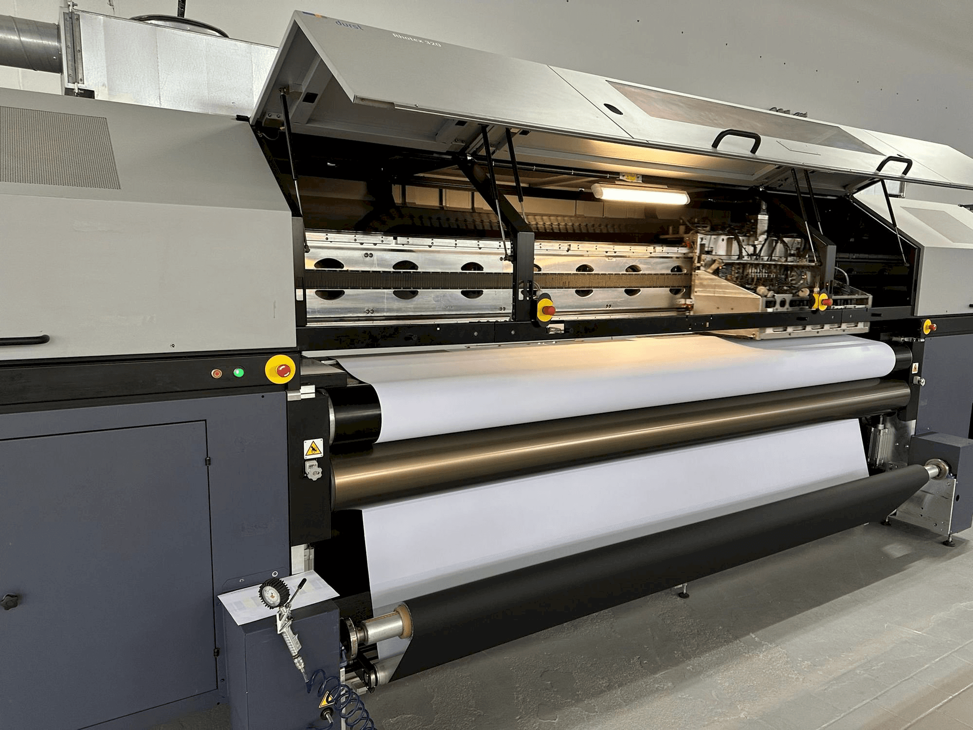 Frontansicht der Durst Rhotex 320 Maschine