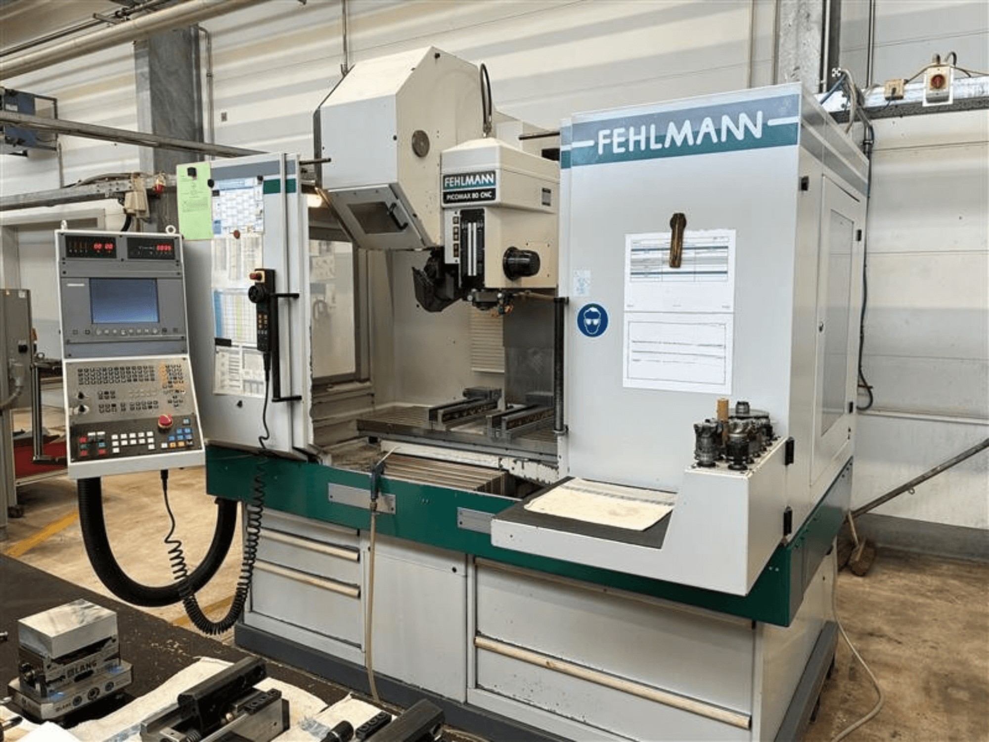 Das vertikale Bearbeitungszentrum FEHLMANN PICOMAX 80 CNC-W 2/3, von vorne gesehen, mit Bedienfeld und Bearbeitungsbereich.