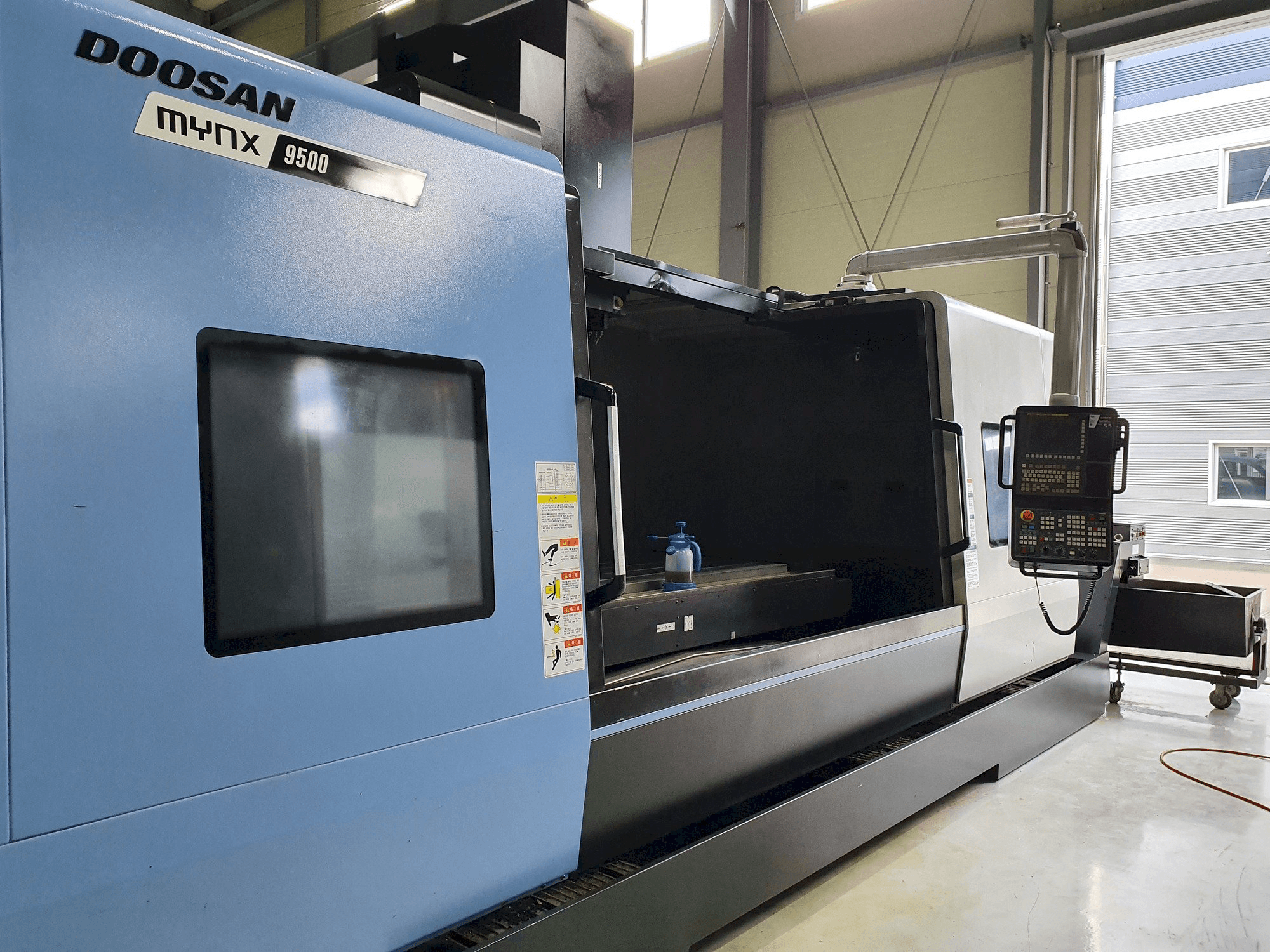 Frontansicht der Doosan MYNX 9500 Maschine