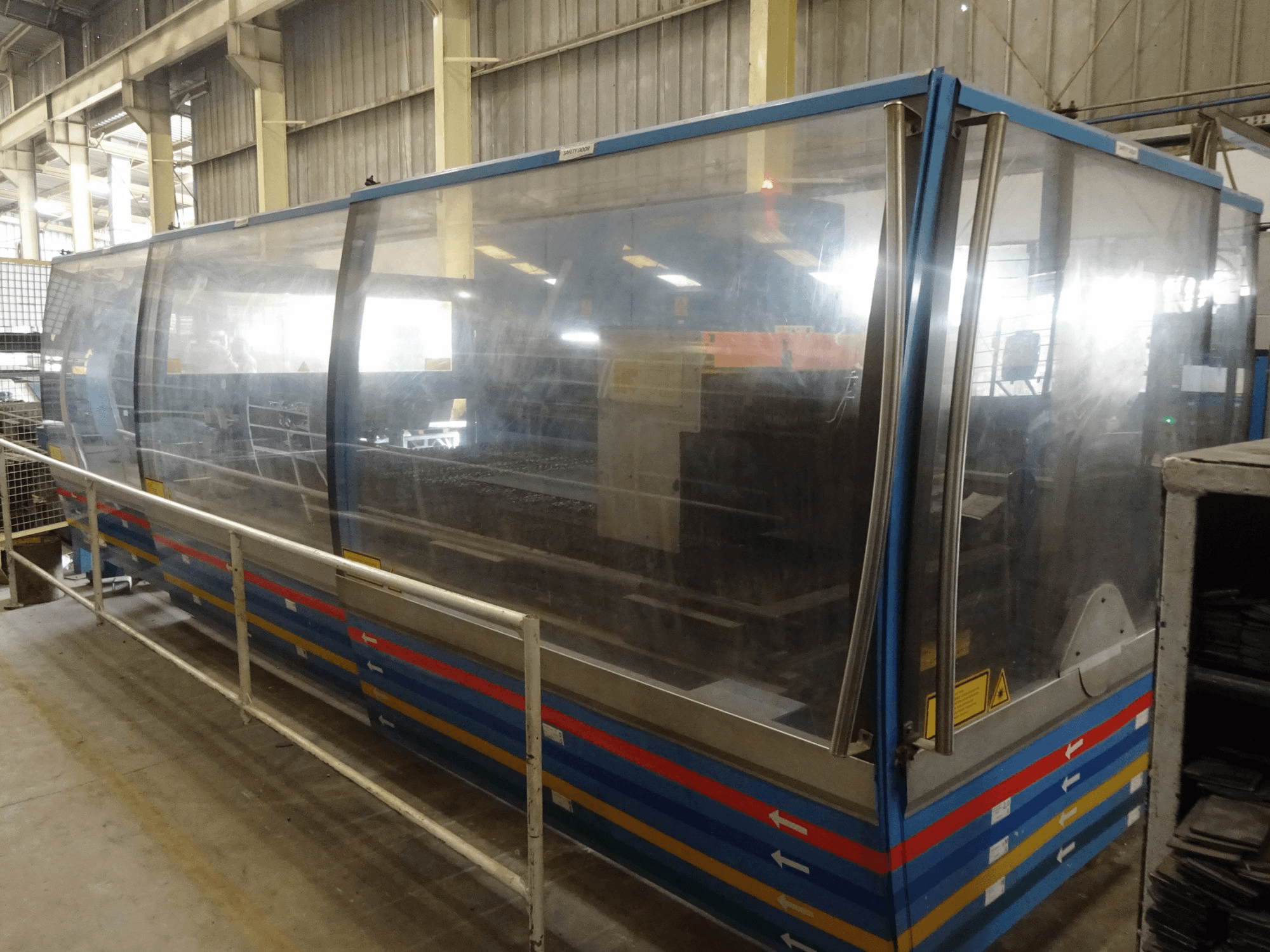 Rechte Ansicht der Prima Power Platino 2040 Maschine