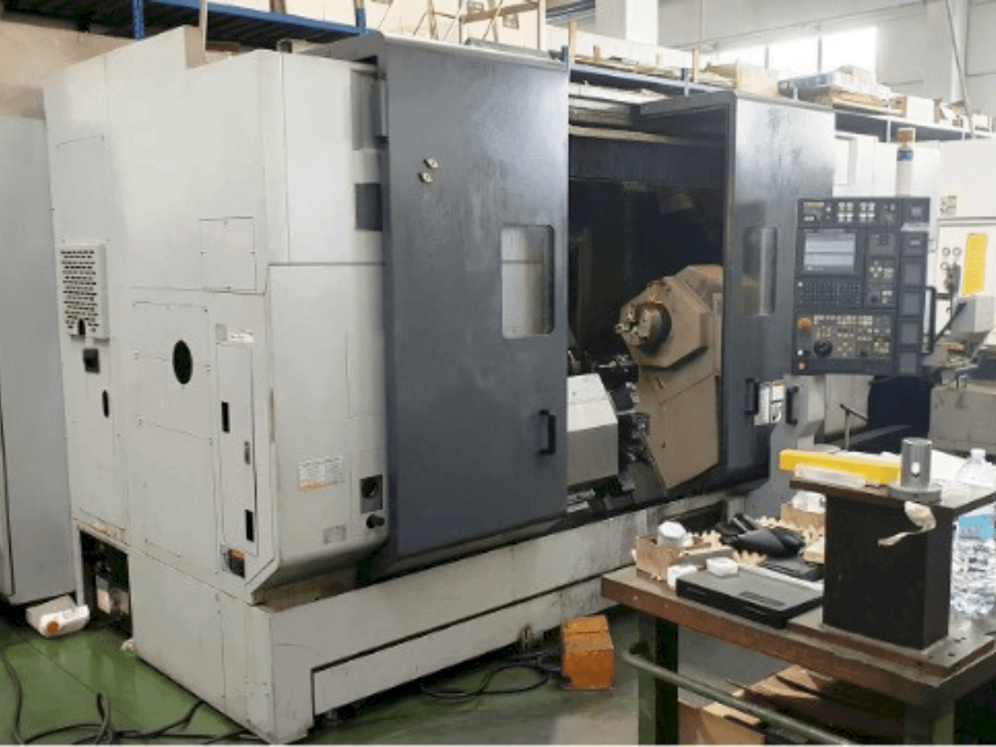 Frontansicht der MORI SEIKI MT2000 SZ Maschine
