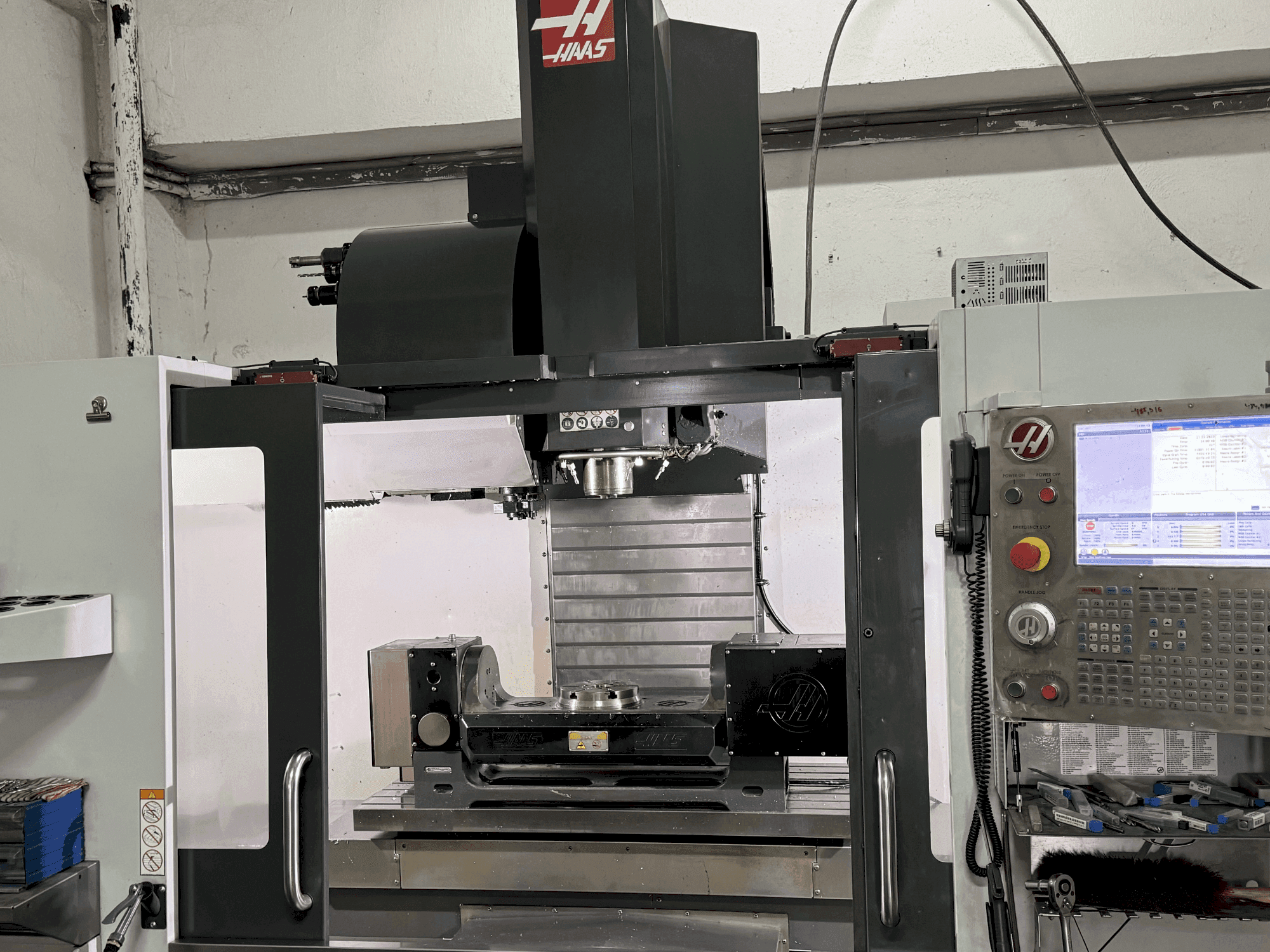 Frontansicht der HAAS VF-5/40TR Maschine