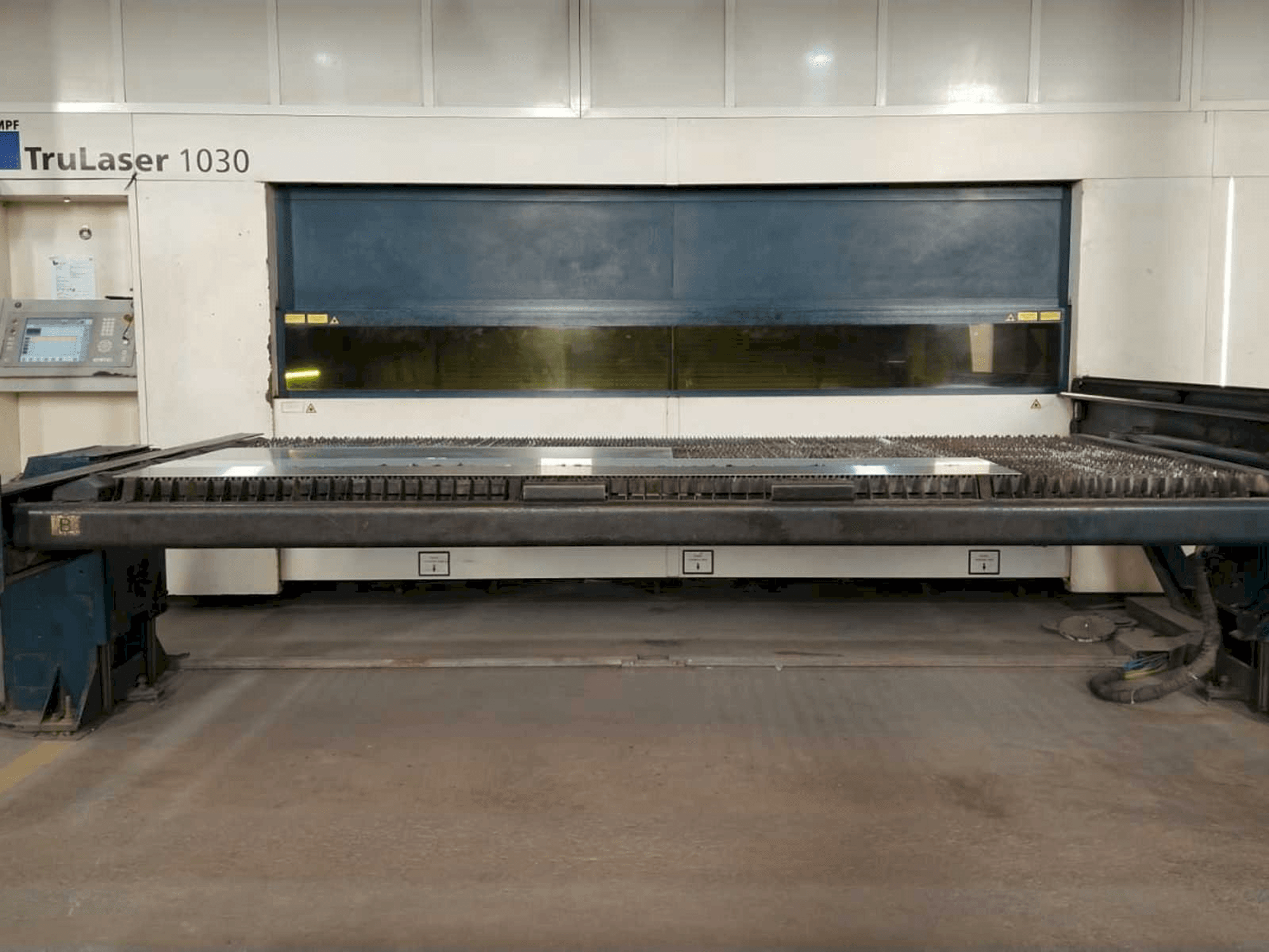 Frontansicht der Trumpf True Laser 1030 Maschine