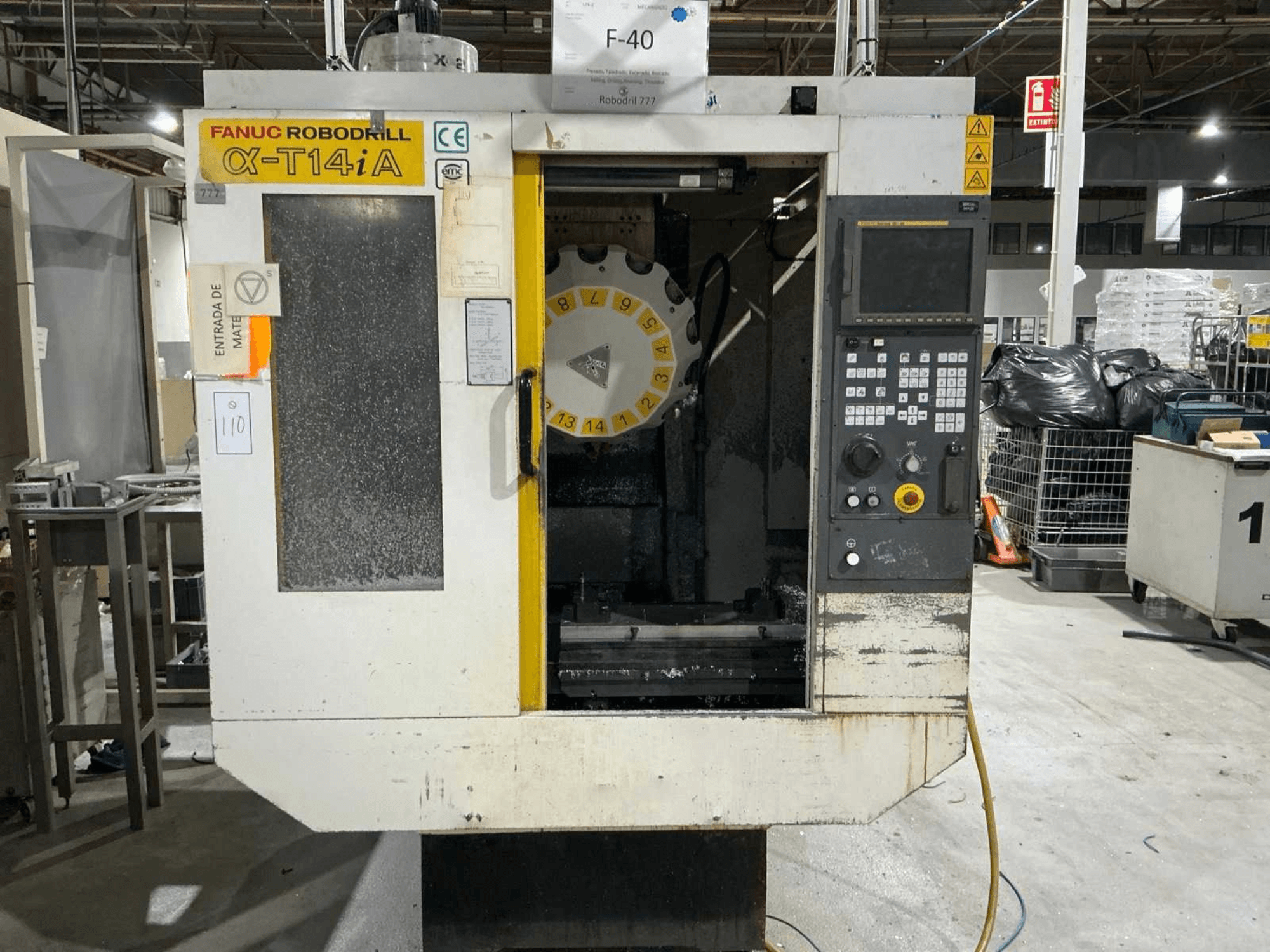 FANUC ROBODRILL α-T14iB vertikales Bearbeitungszentrum, Vorderansicht mit Bedienfeld und Werkzeugkarussell.