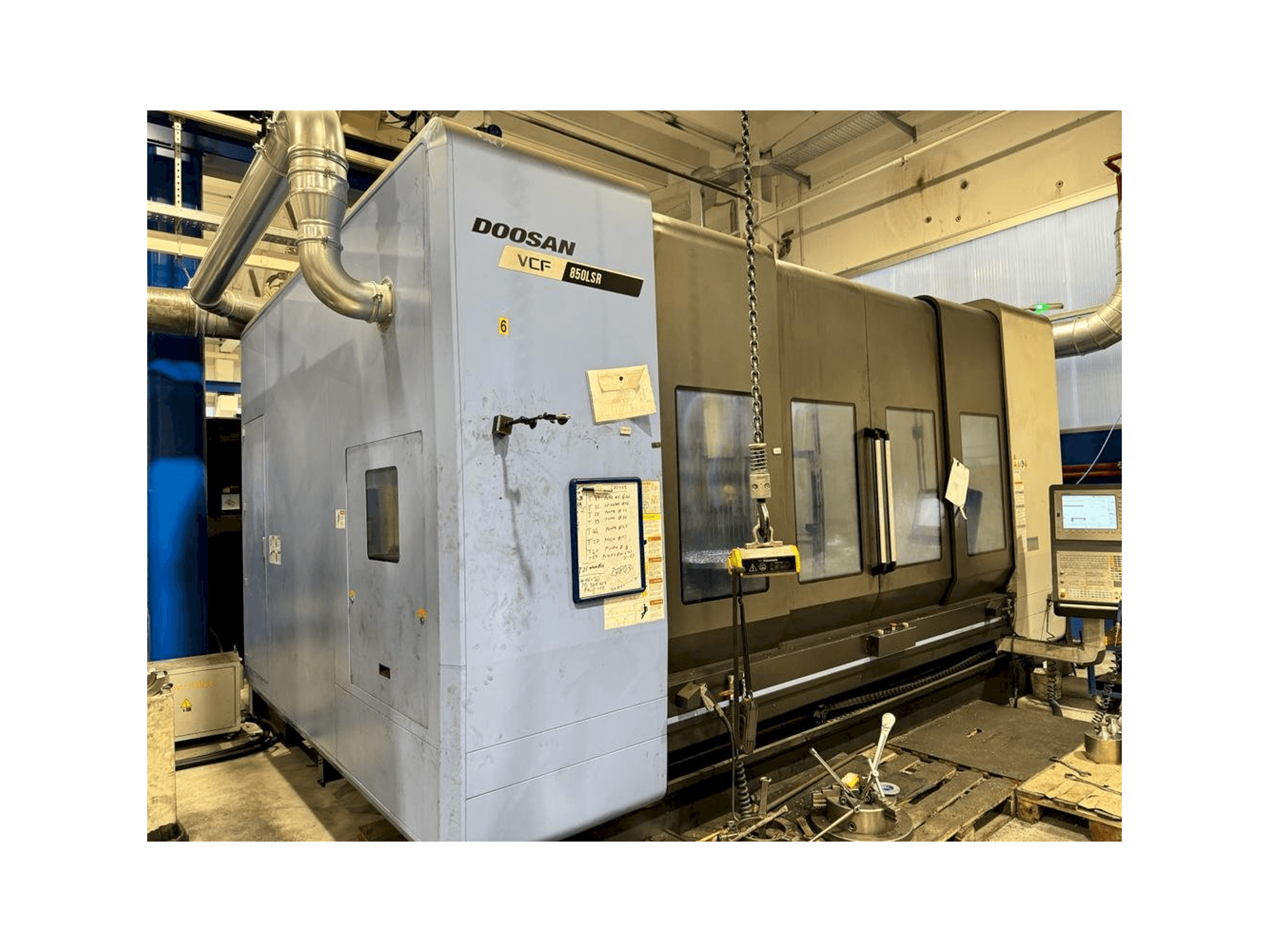 Frontansicht der DOOSAN VCF 850 LSR Maschine