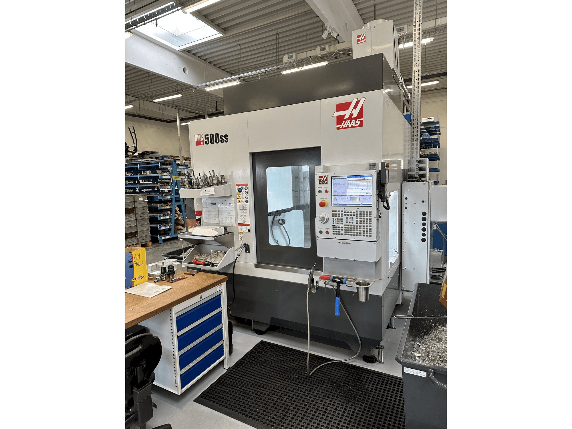 Frontansicht der HAAS UMC-500SS Maschine