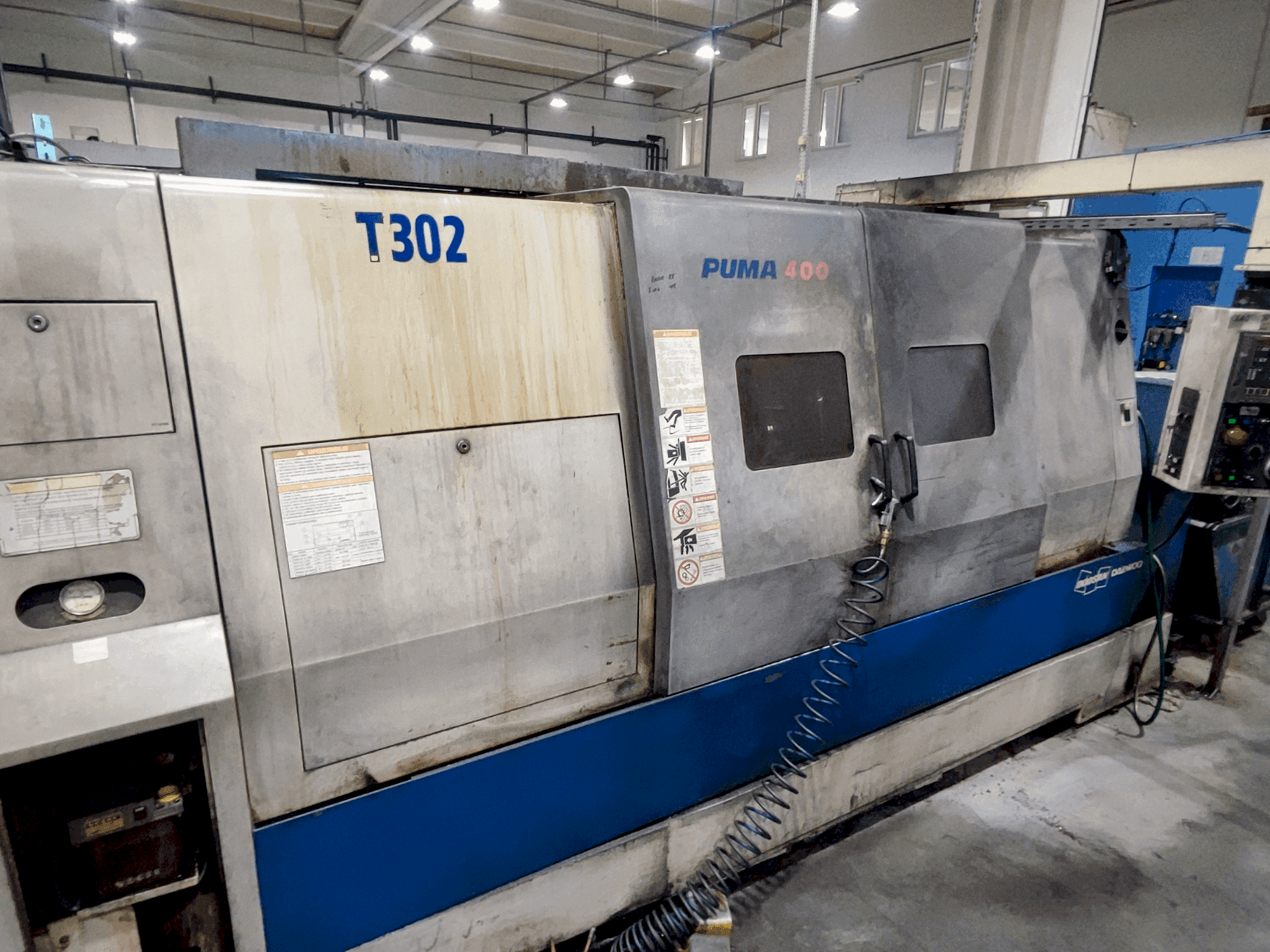 Frontansicht der DAEWOO PUMA 400B Maschine