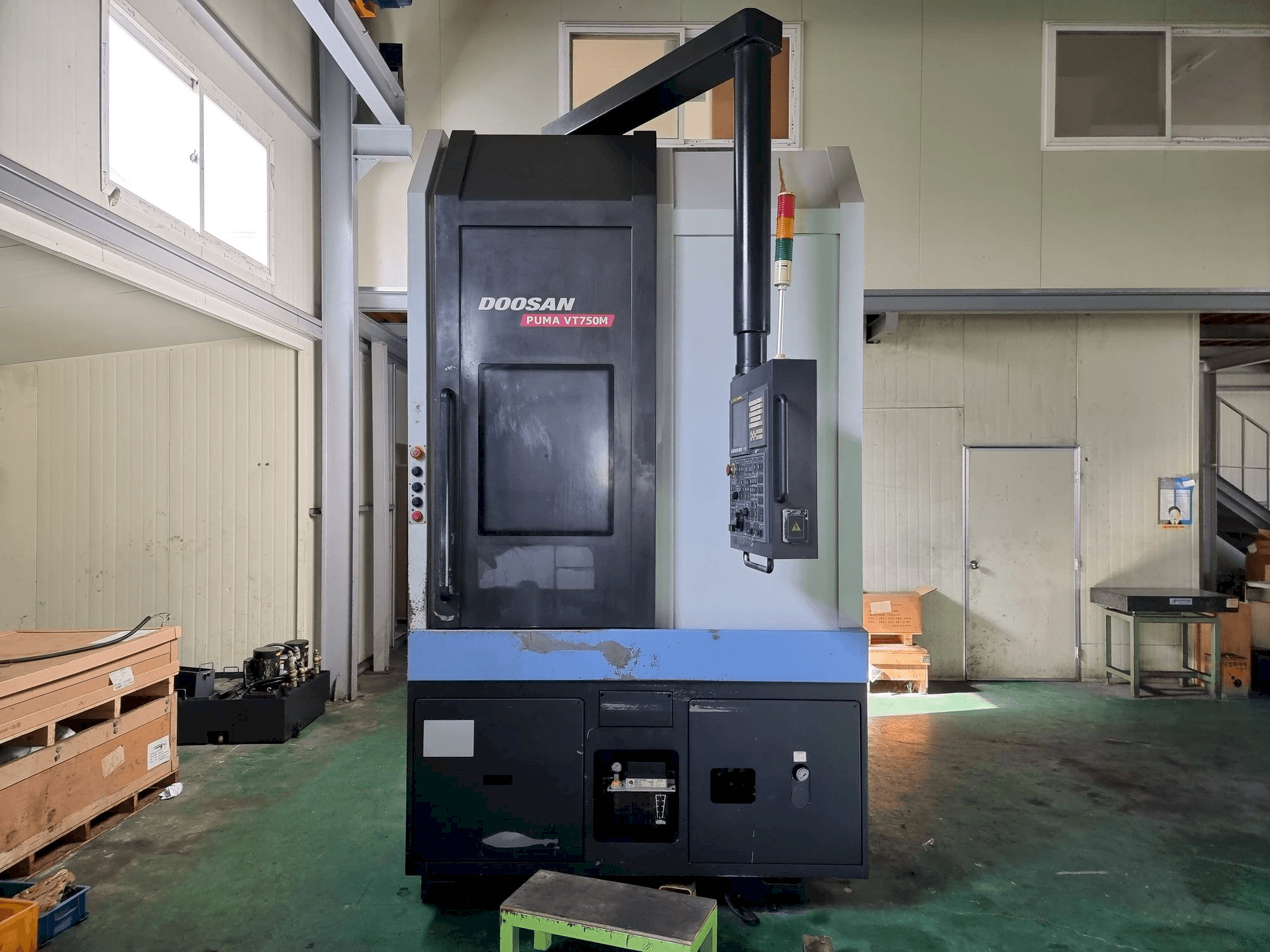 Frontansicht der Doosan Puma VT750M Maschine
