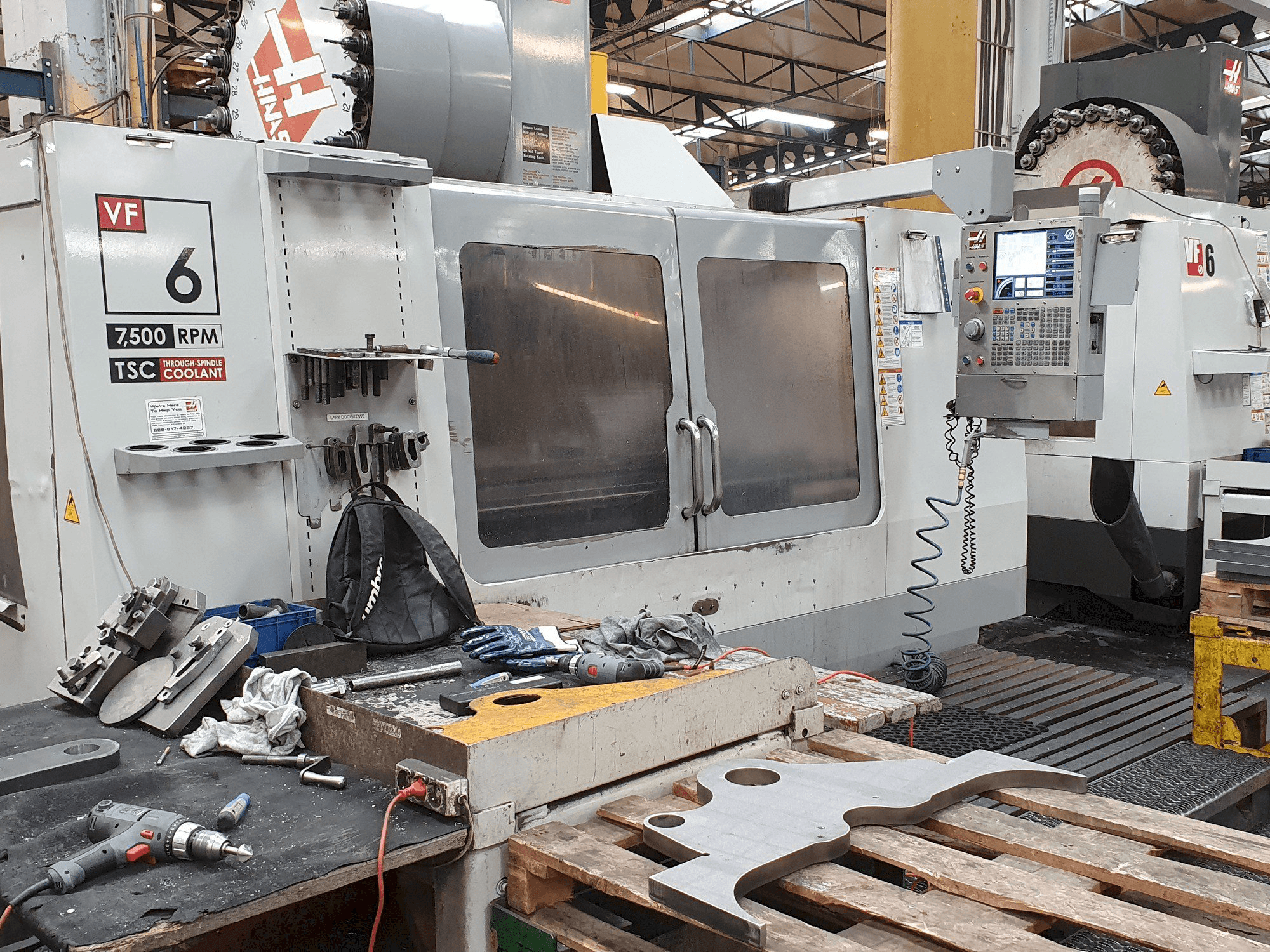 Frontansicht der HAAS VF-6 / 50HE Maschine