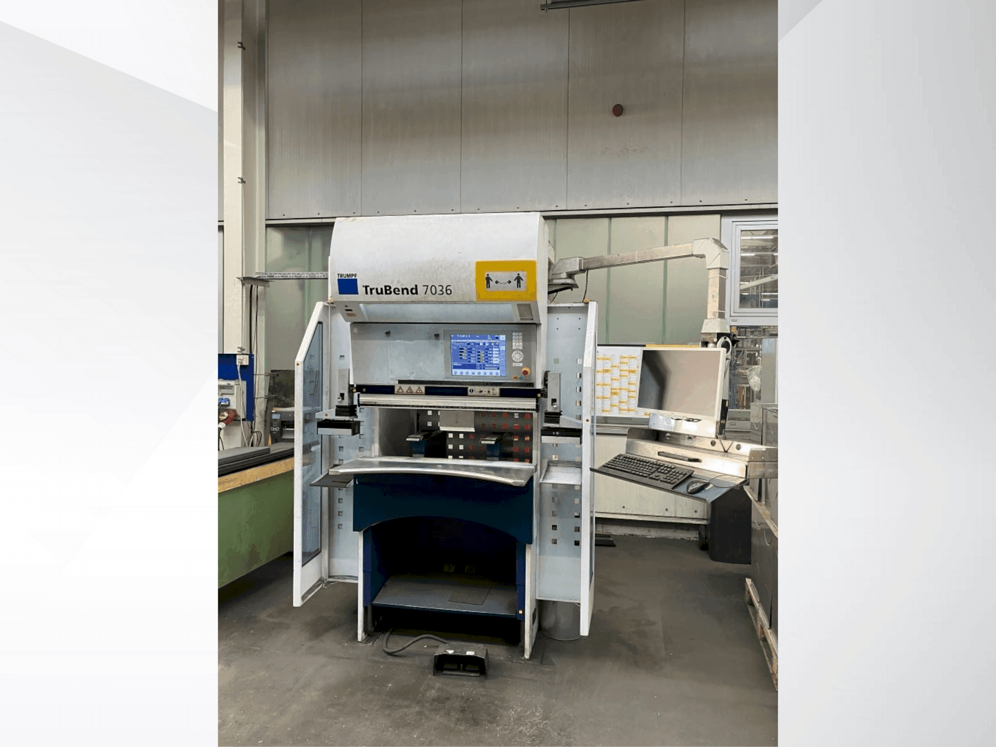 Frontansicht der TRUMPF TruBend 7036 Maschine