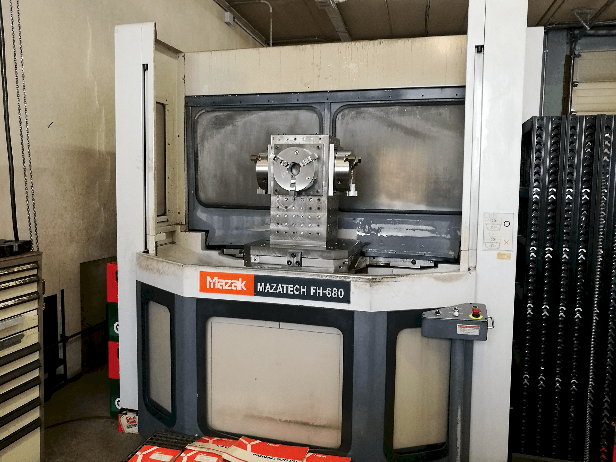 Frontansicht der Mazak Mazatech FH-680 Maschine