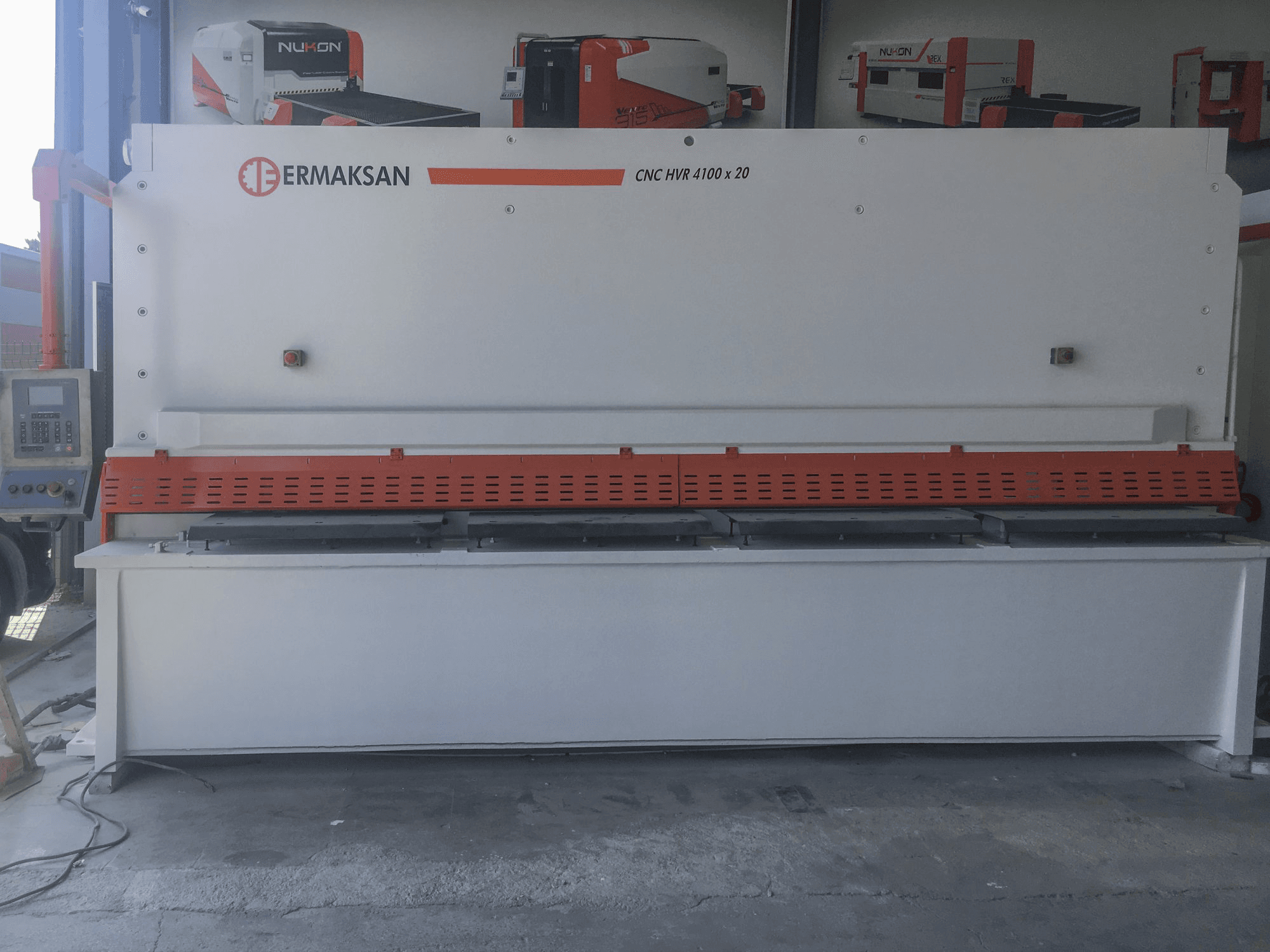 Frontansicht der ERMAKSAN CNC HVR 4100x20 Maschine