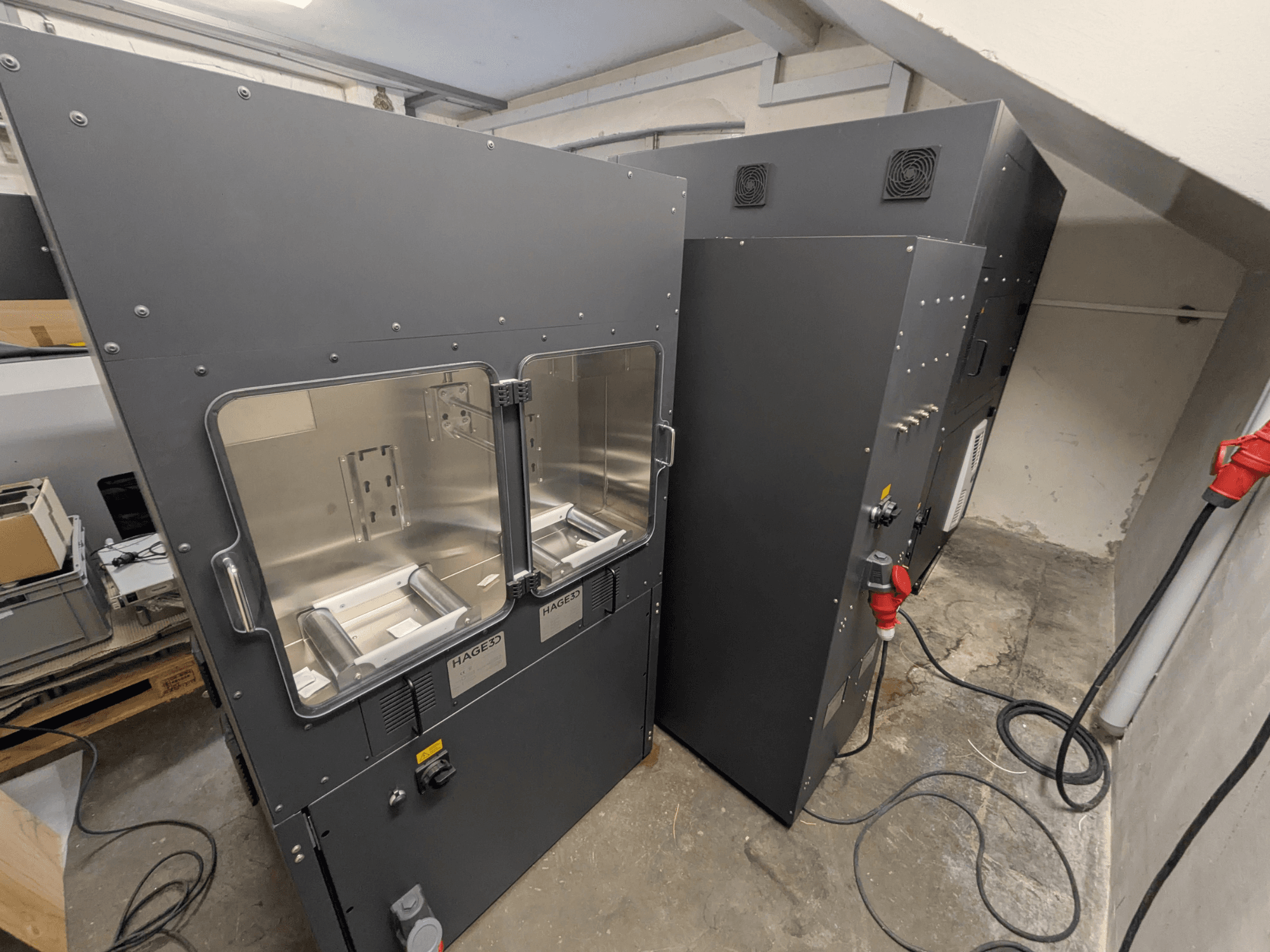 HAGE 3D Mex-One-A Kunststoff-3D-Drucker, Seitenansicht mit zwei transparenten Türen und Bedienfeld.
