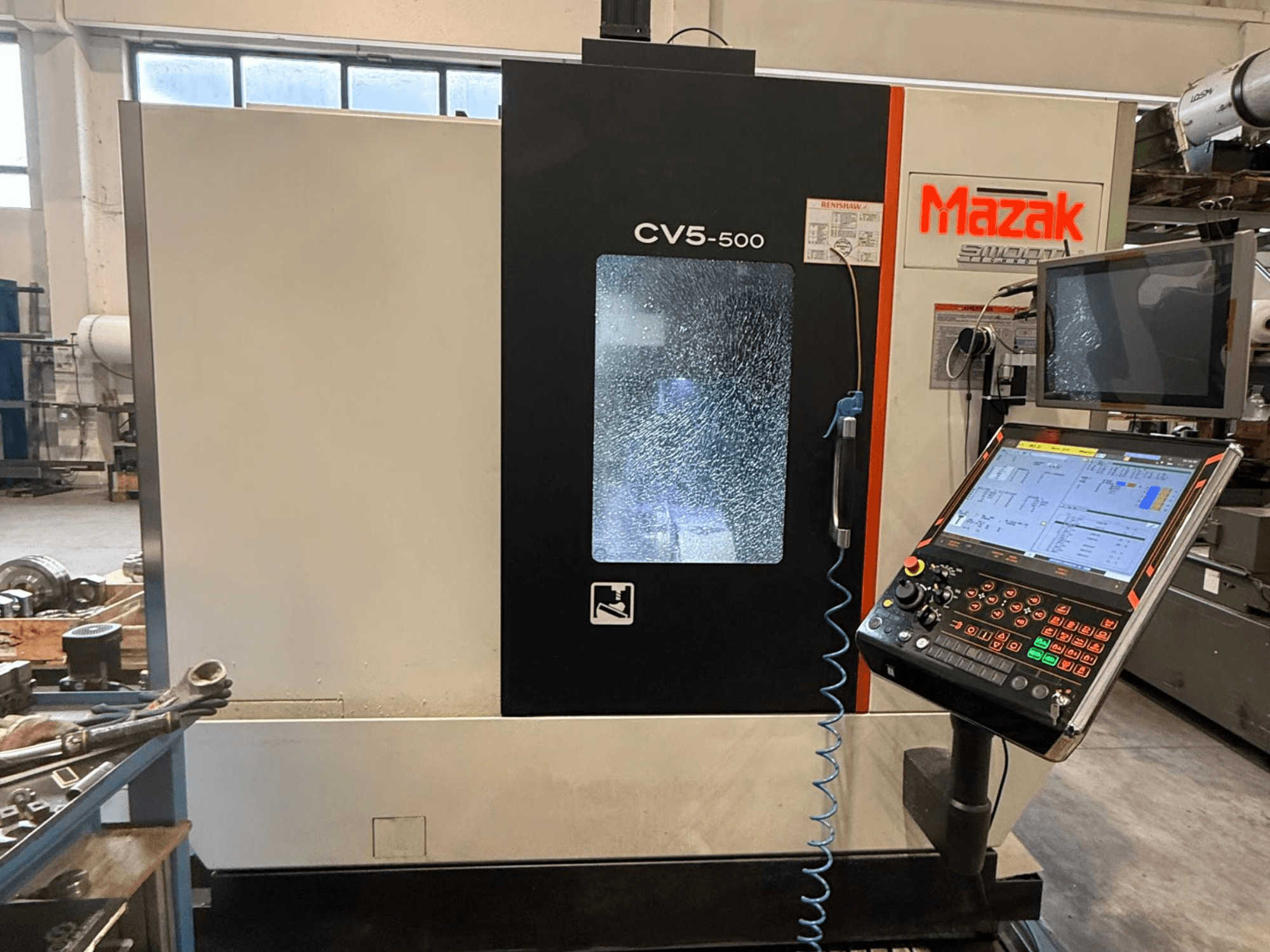Mazak CV5-500 Vertikal-Bearbeitungszentrum, Frontansicht mit Bedienfeld und Display, Darstellung der Betriebseinstellungen und der Schnittstelle.
