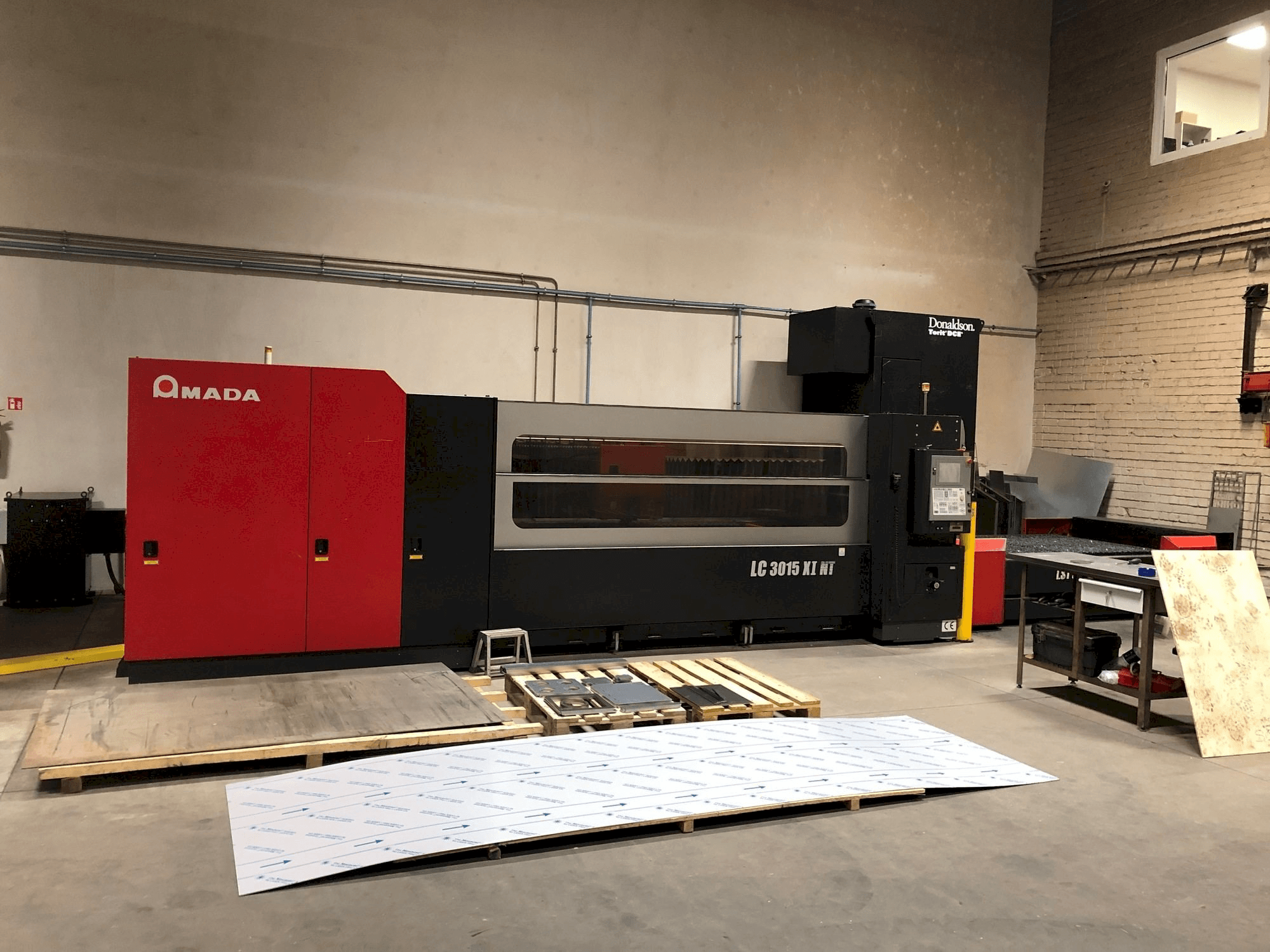 Frontansicht der AMADA LC-3015 X1 NT Maschine