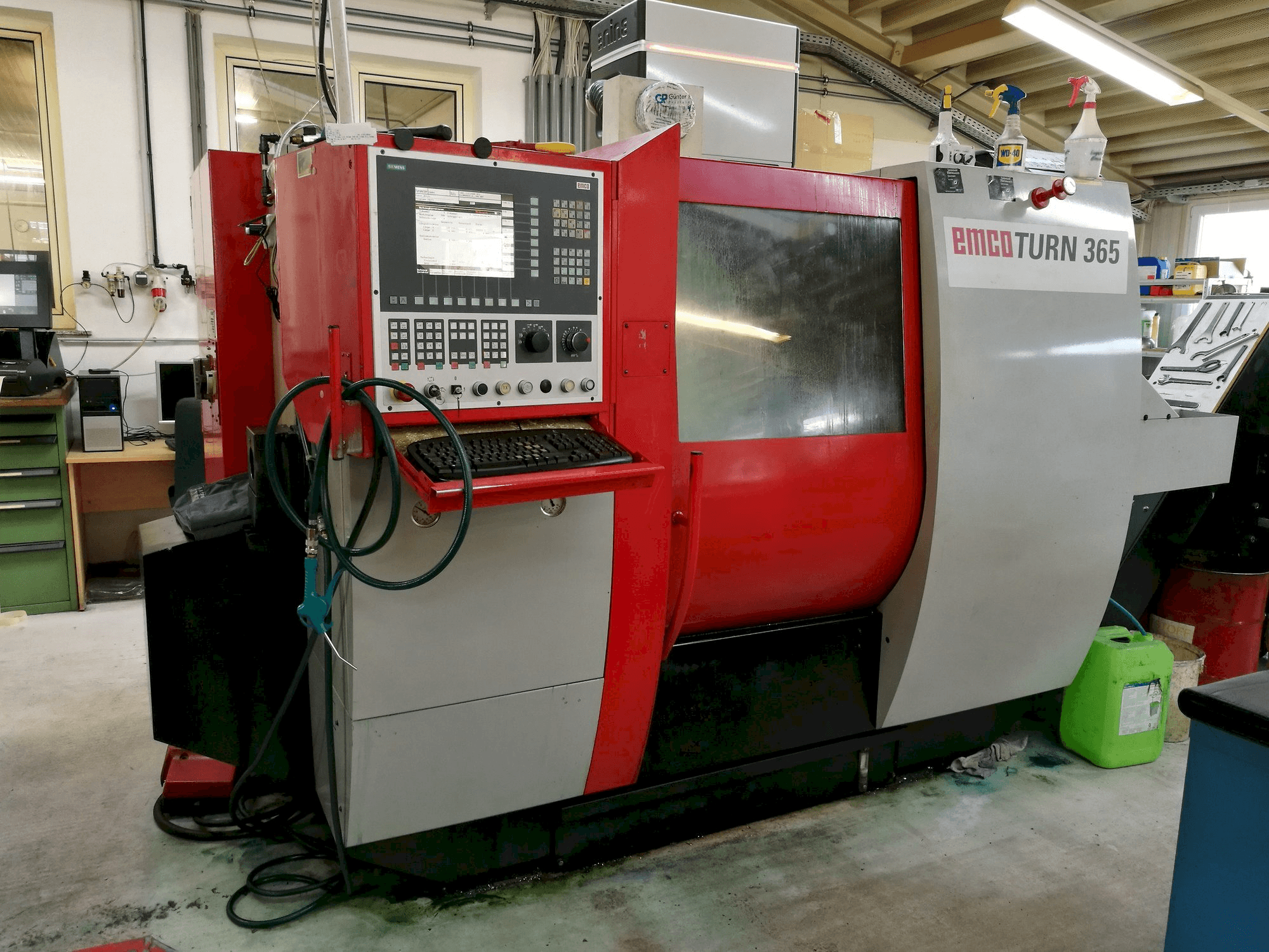 Linke Ansicht der EMCO TURN 365 Maschine