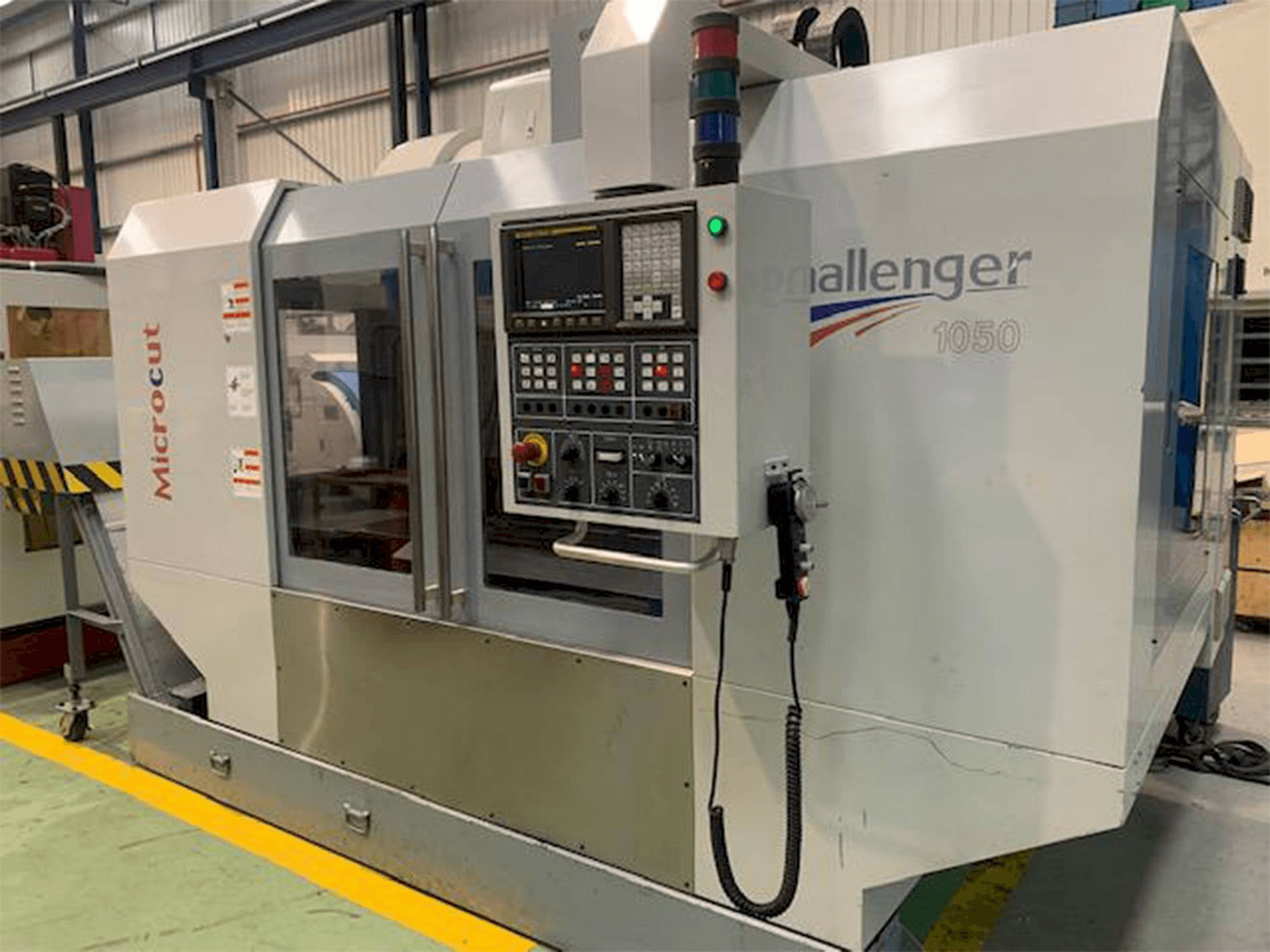 Frontansicht der MICROCUT Challenger 1050 Maschine