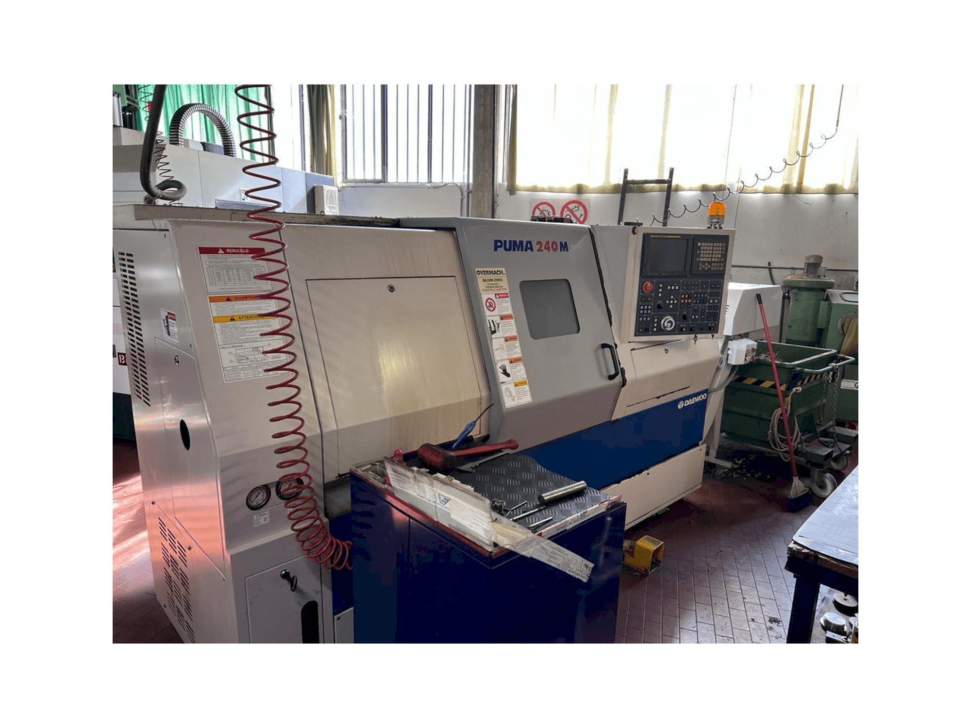 Frontansicht der DAEWOO Puma 240M Maschine