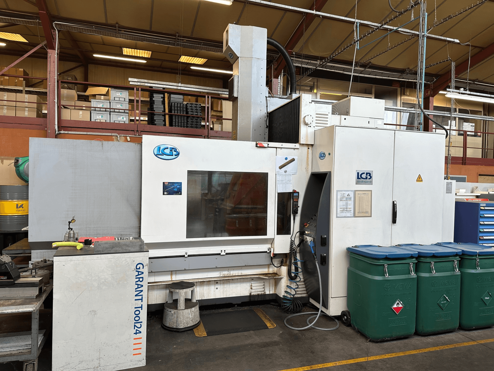 LGB CNC-Maschine von vorne gesehen, mit GARANT Tool24-Arbeitsplatz und grünen Abfallbehältern an der Seite.
