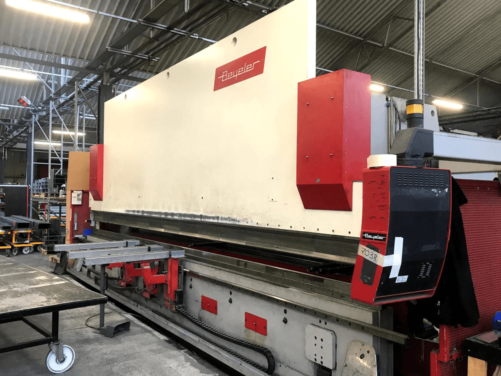 BEYELER PR-10 Abkantpresse, Vorderansicht, mit Blick auf das Bedienfeld und den Metallbearbeitungstisch in einer Werkstattumgebung.