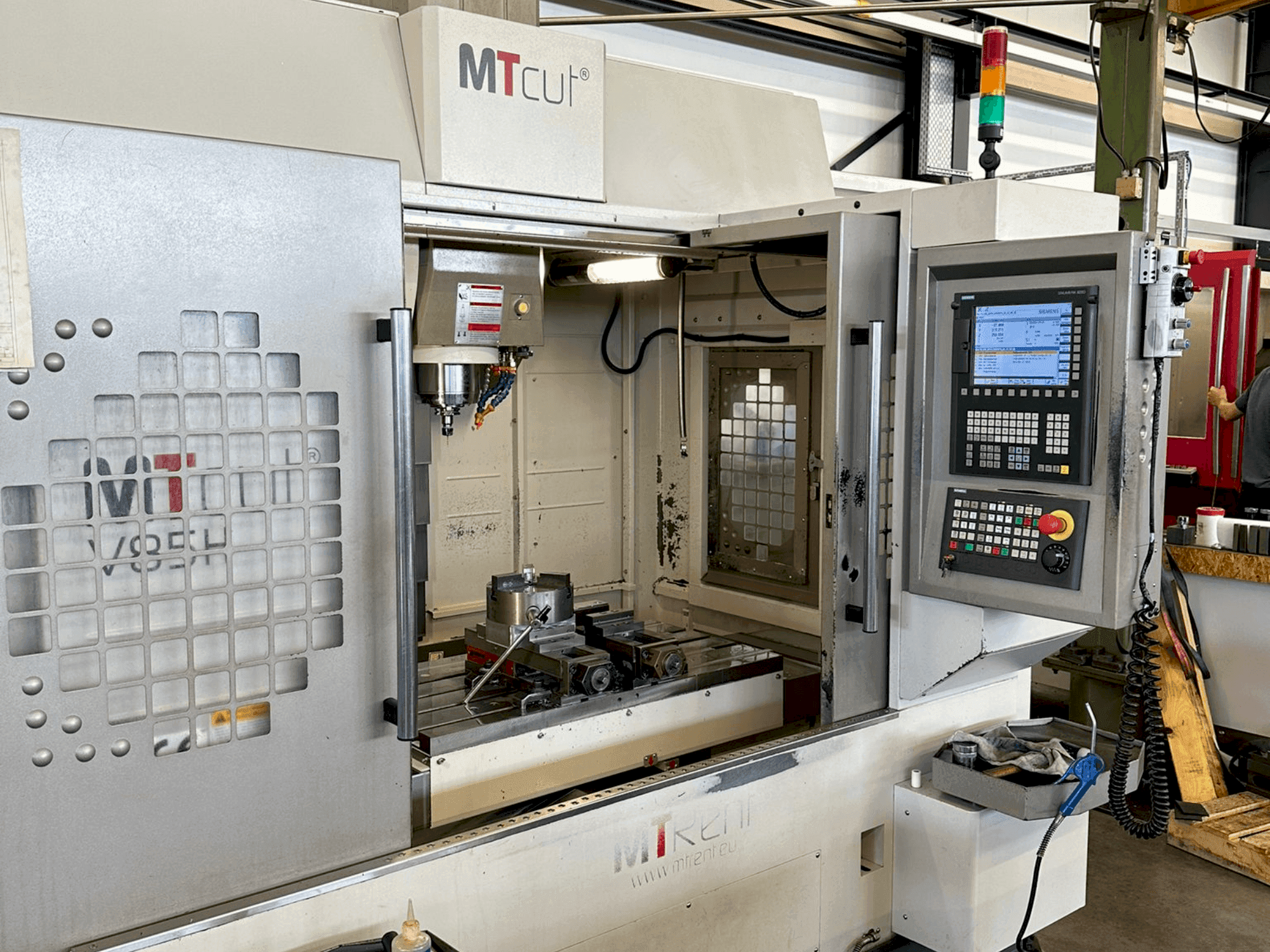 Frontansicht der MTcut V 85 H Maschine