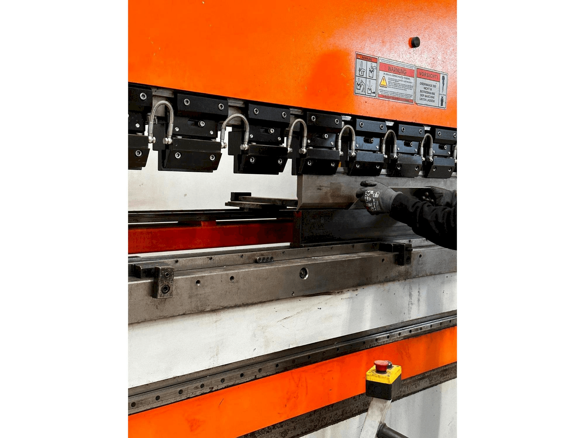 Linke Seitenansicht der ERMAKSAN SPEED-BEND PRO 51000 X 400 Maschine