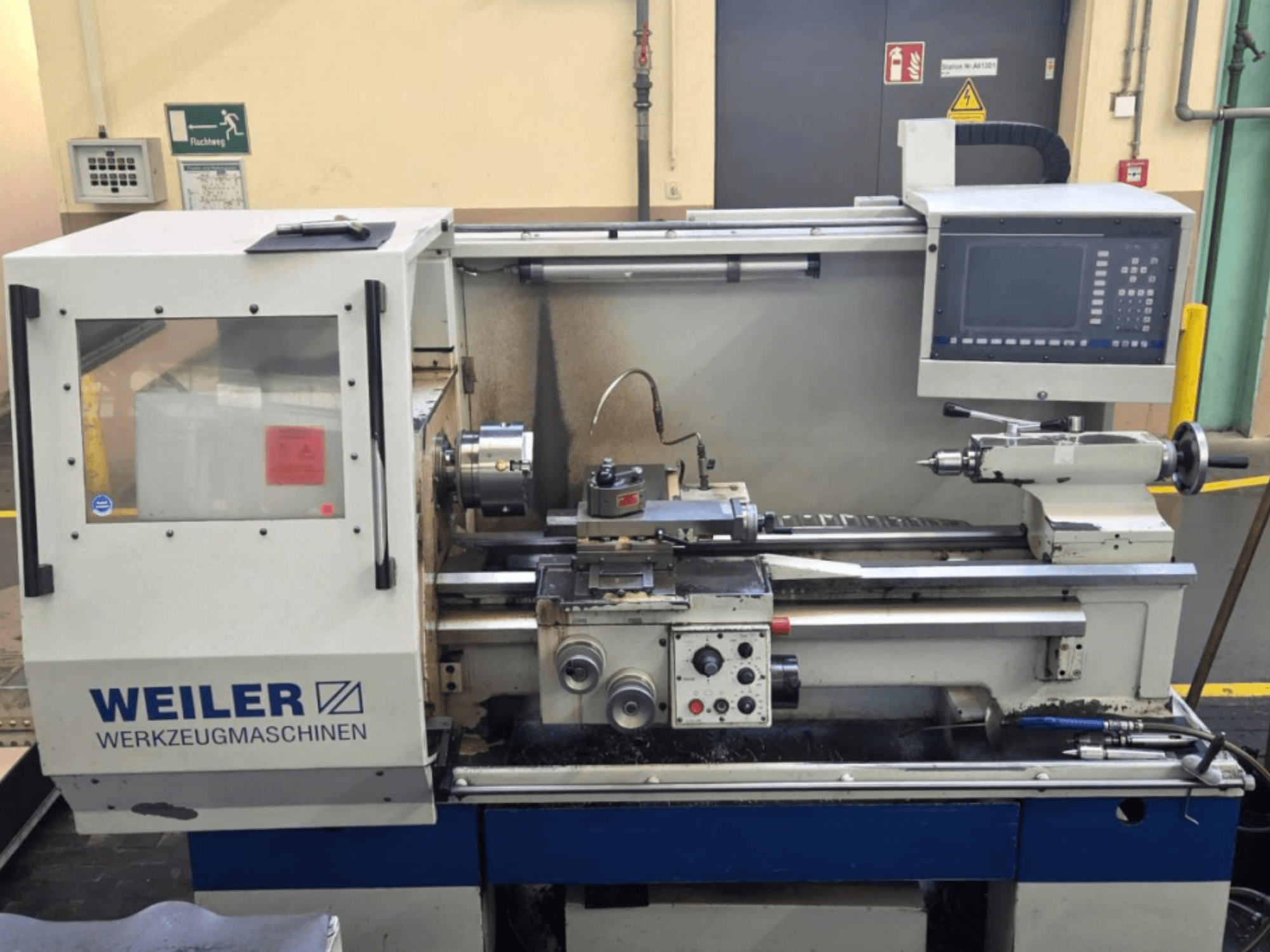 Weiler E35 D Horizontal-Drehmaschine, Vorderansicht, mit Bedienfeld, Spindel und Details des Schneidbereichs.