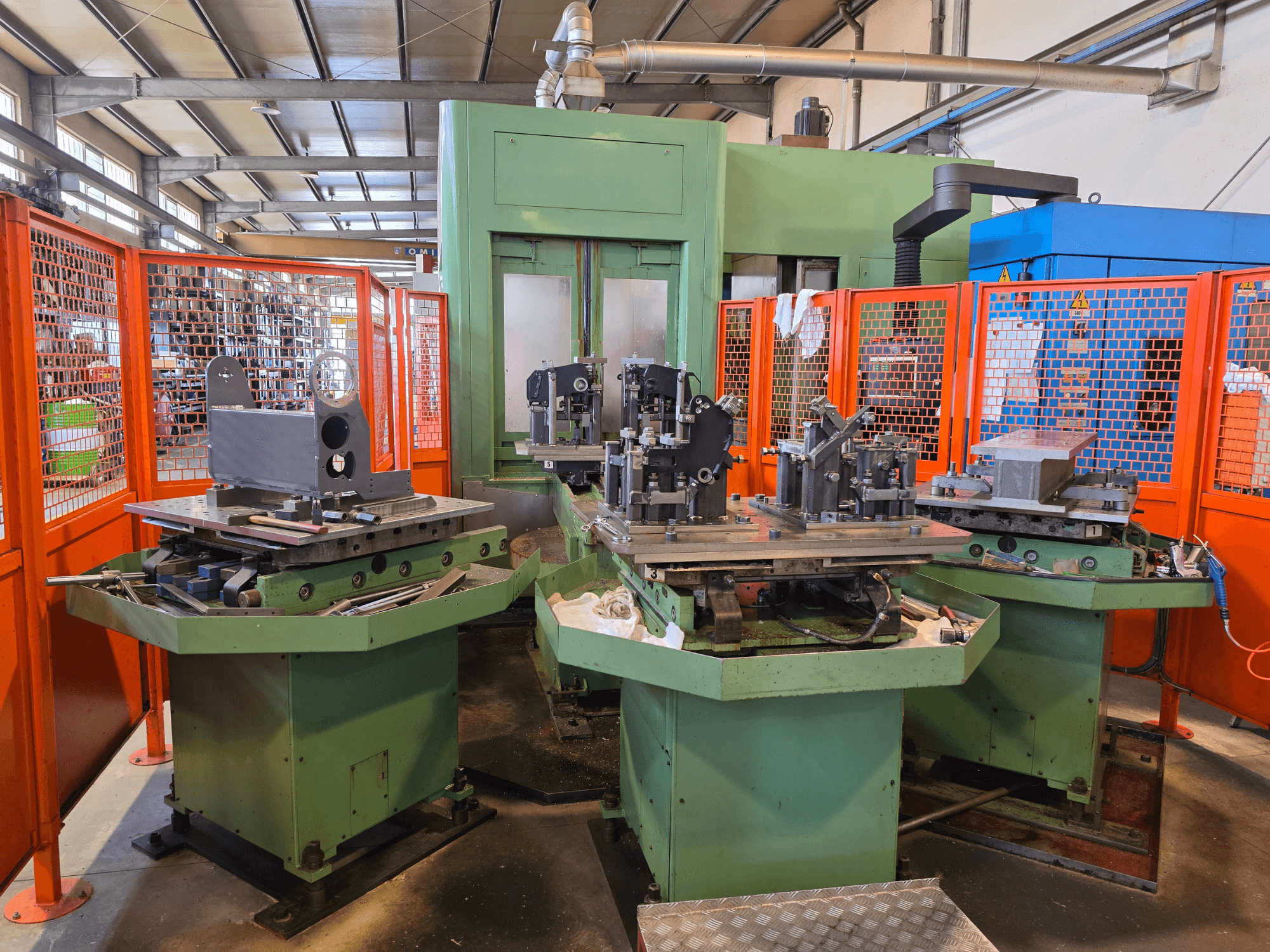 Vorderansicht des horizontalen Bearbeitungszentrums Mandelli R.S. M7U mit drei Arbeitsstationen, Metallbauteilen und Schutzabdeckungen.