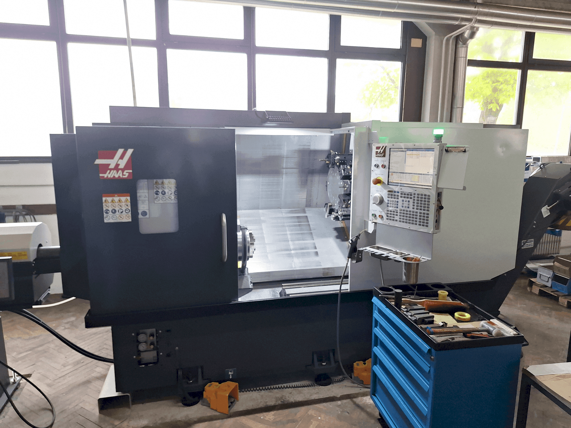Frontansicht der HAAS ST 30Y Maschine