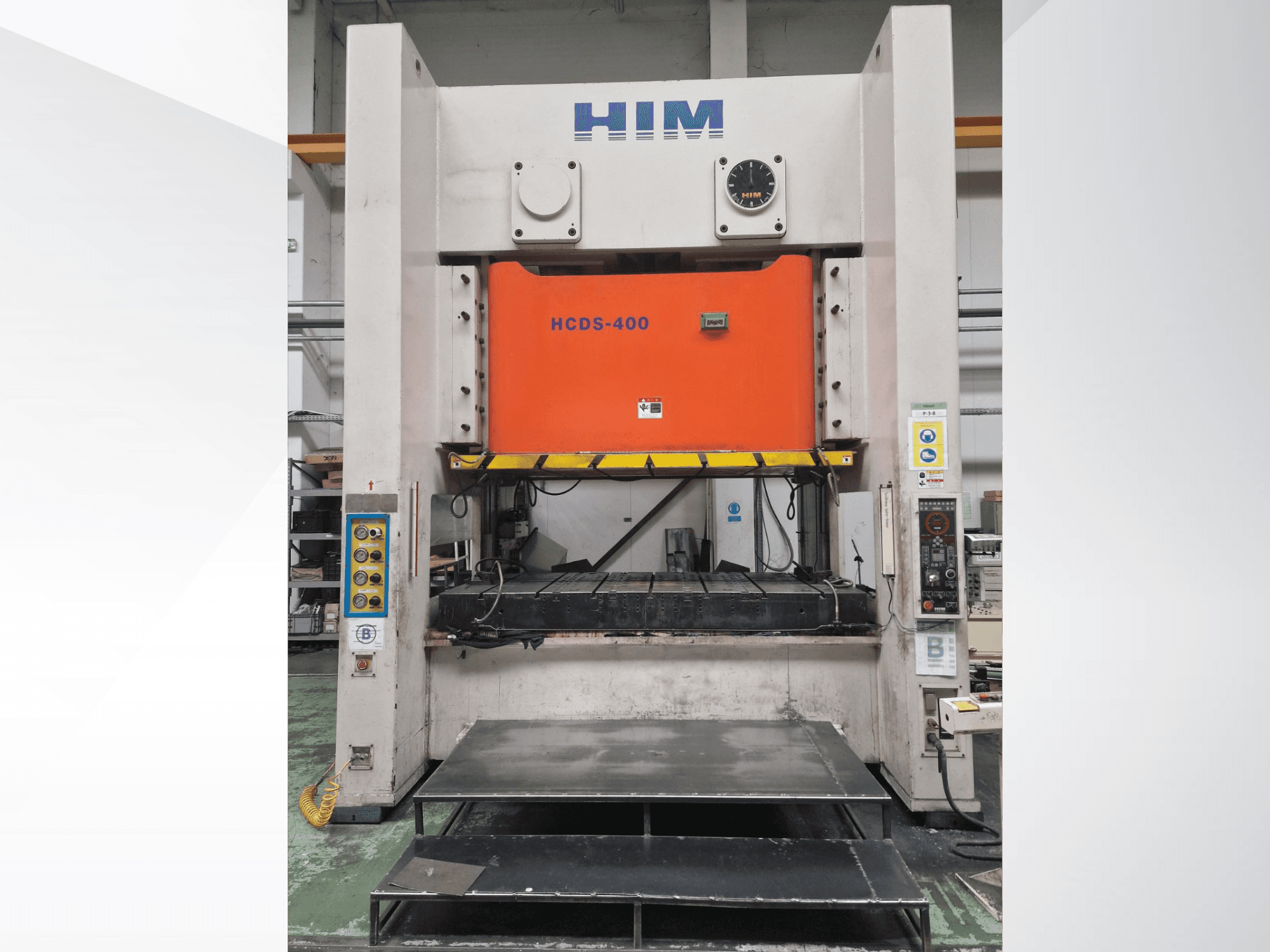 Vorderansicht der mechanischen Stanzpresse HIM HWAIL PRESS HCDS-400 mit einer orangefarbenen Stanzplatte und einem Bedienfeld.