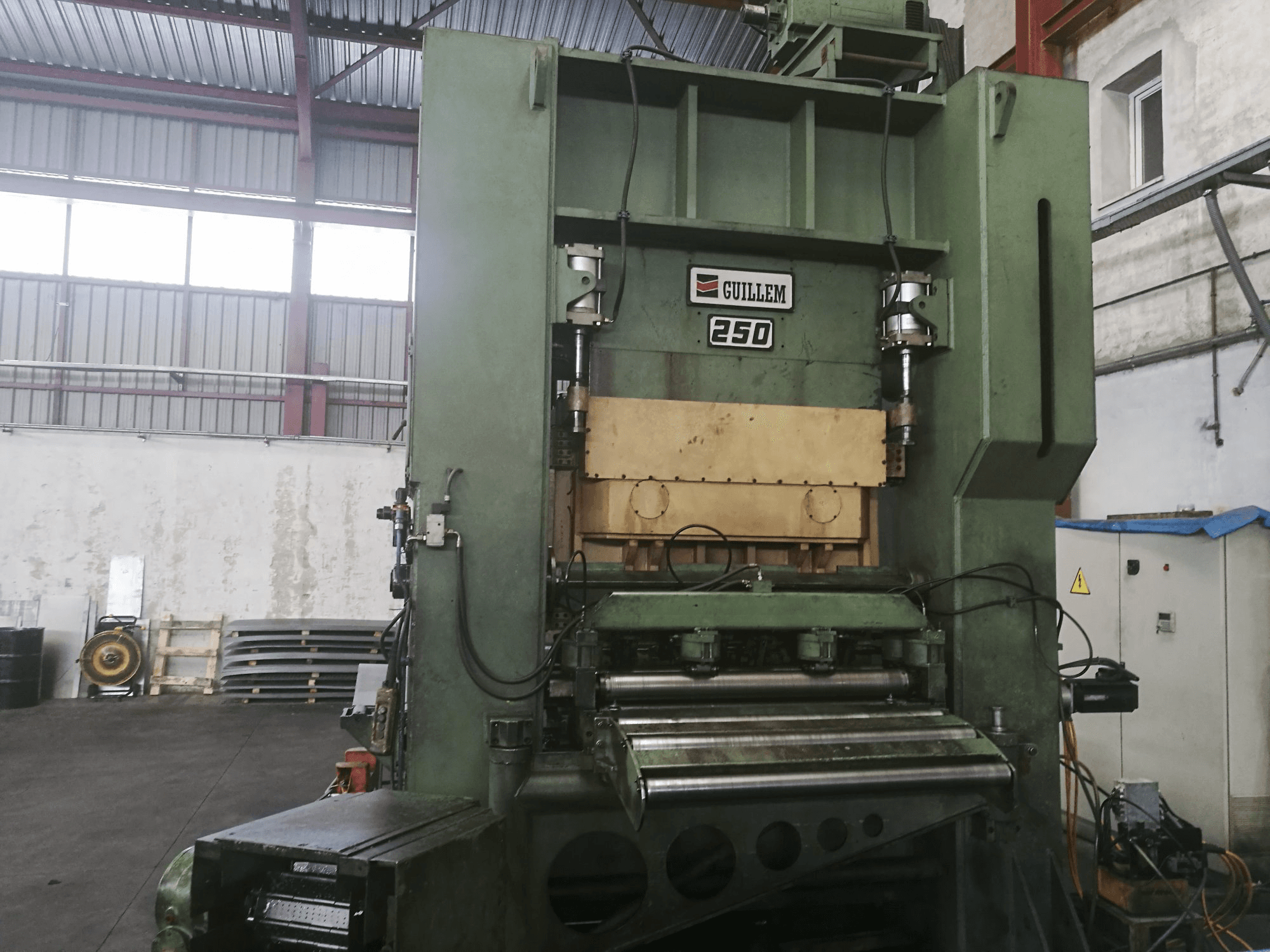 Frontansicht der GUILLEM D2.250 Maschine