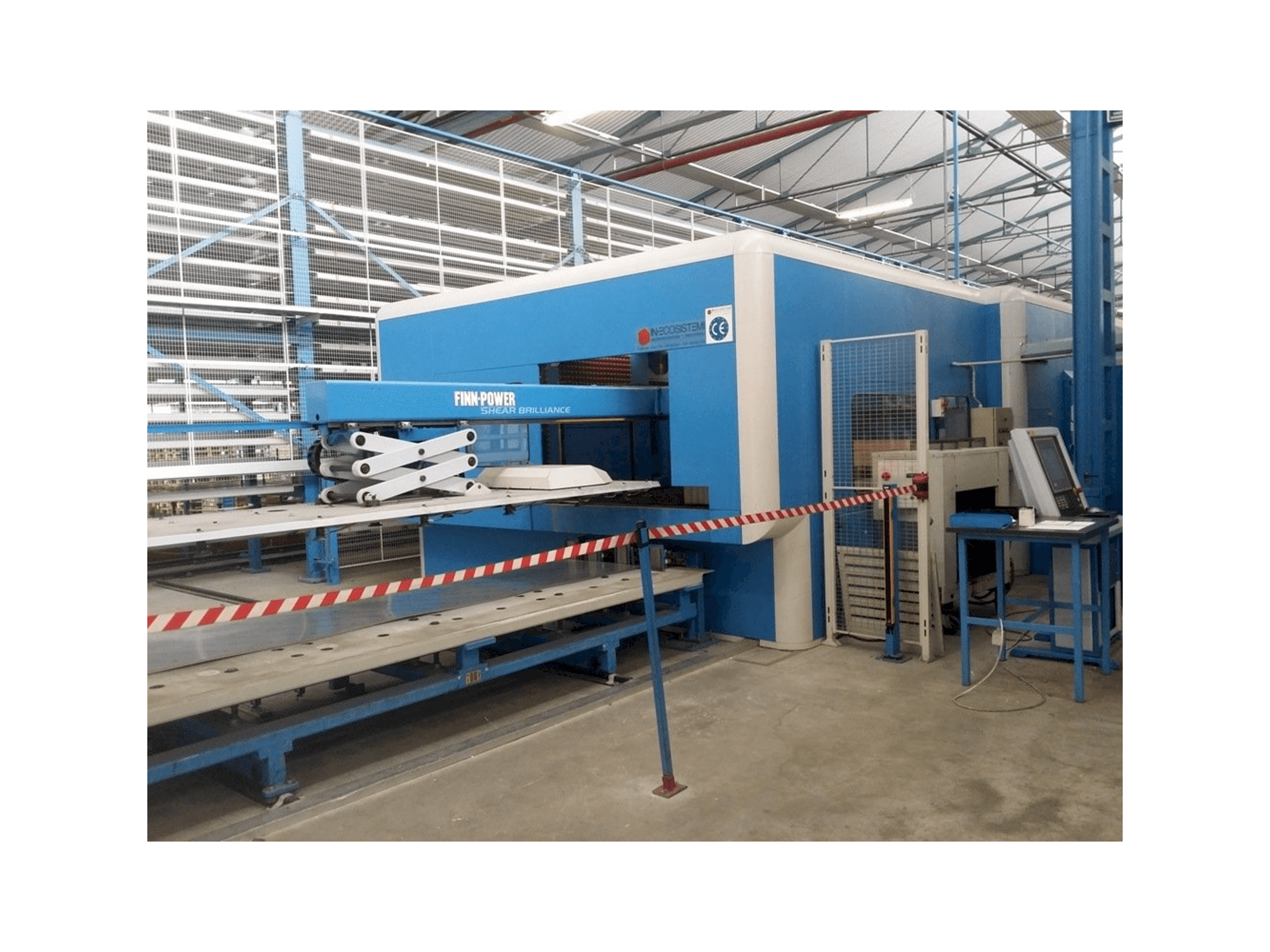 Frontansicht der Finn-Power SB8 Maschine