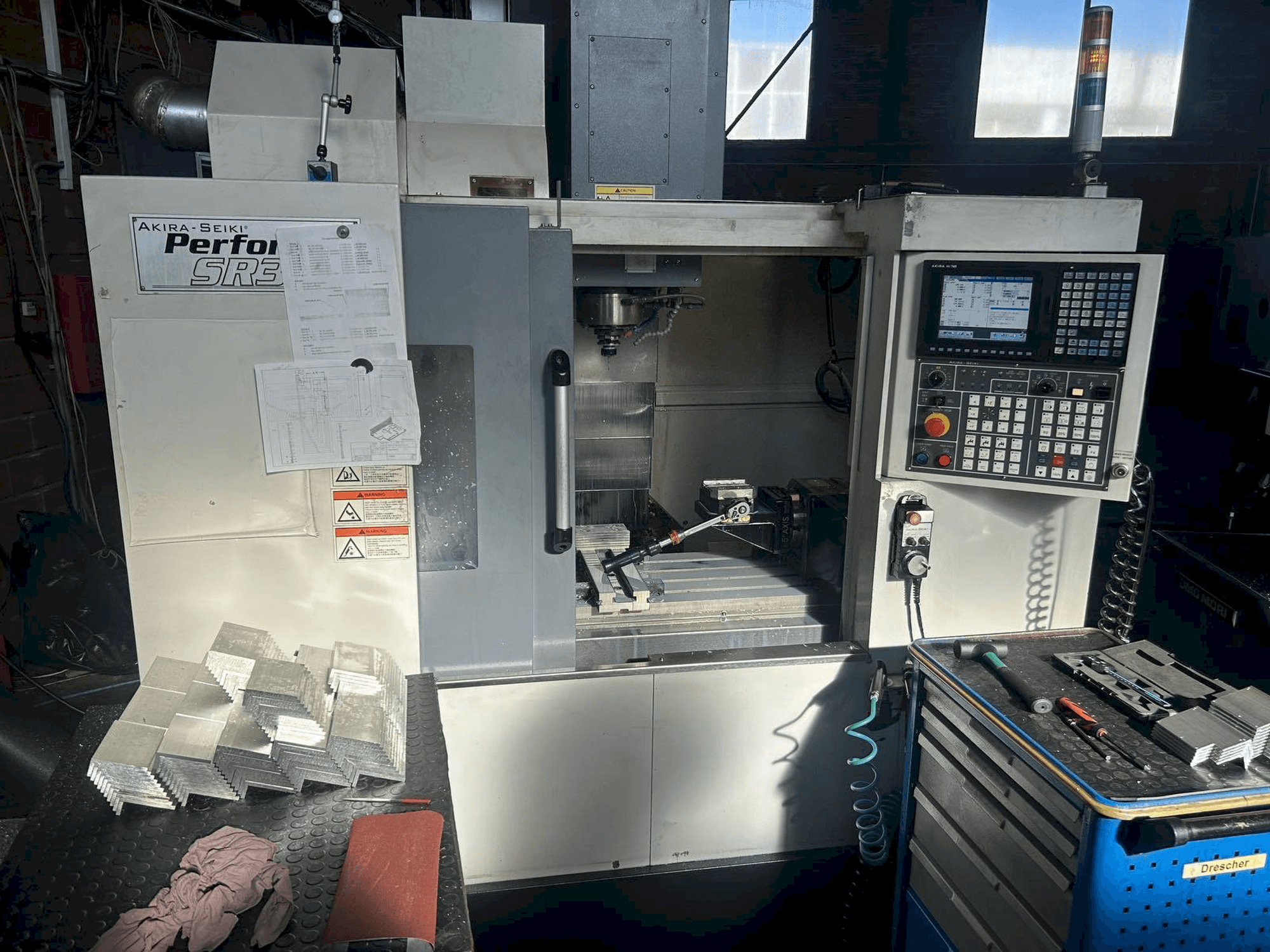 Frontansicht der Akira Seiki SR3AXP Maschine