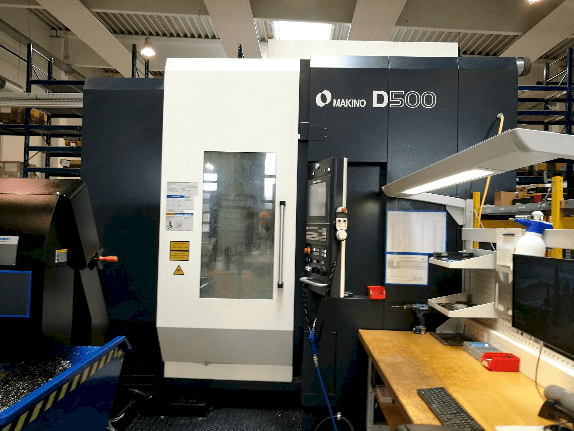 Frontansicht der Makino D500 Maschine