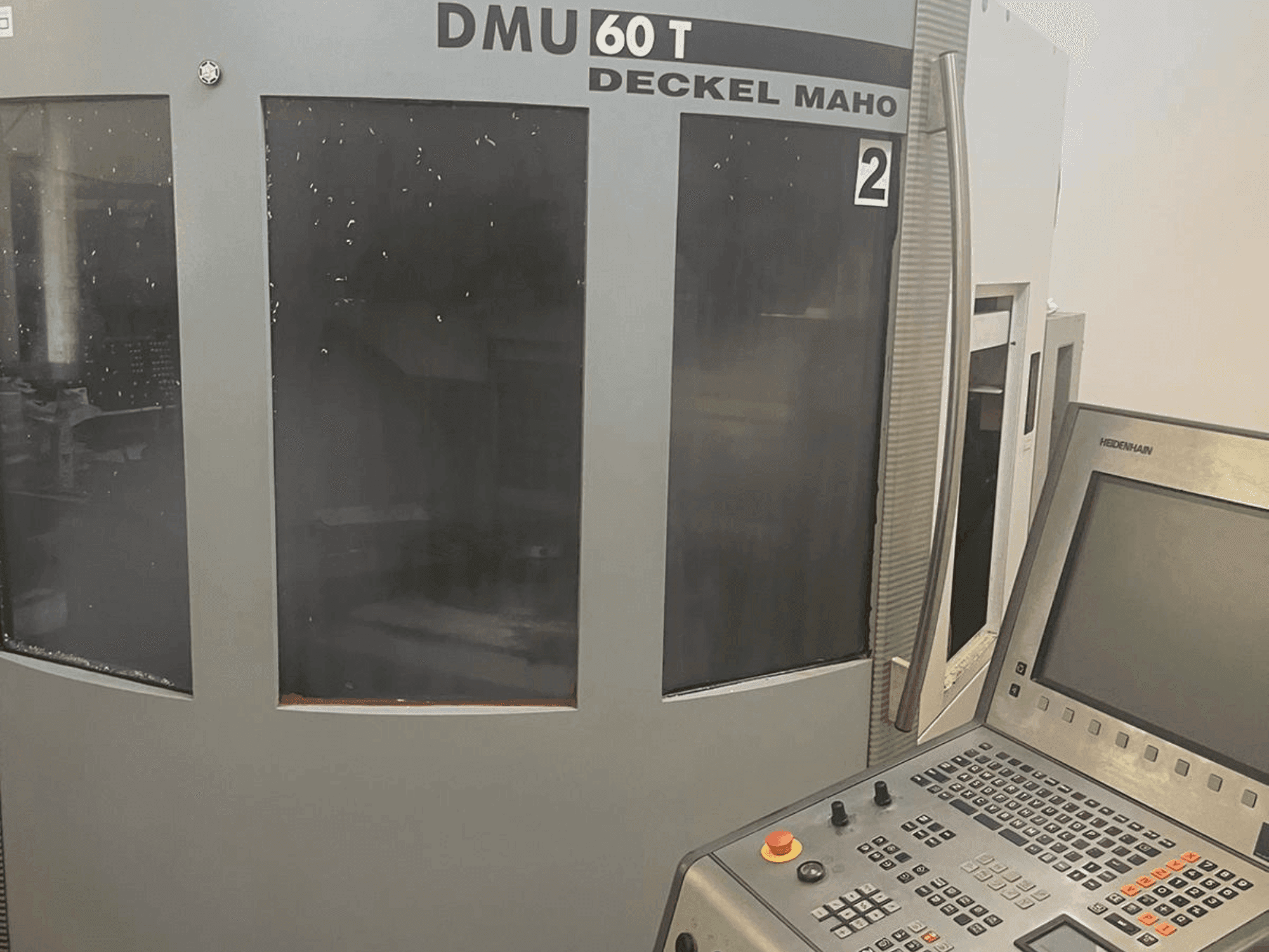 Frontansicht der DMG DECKEL MAHO DMU 60T Maschine