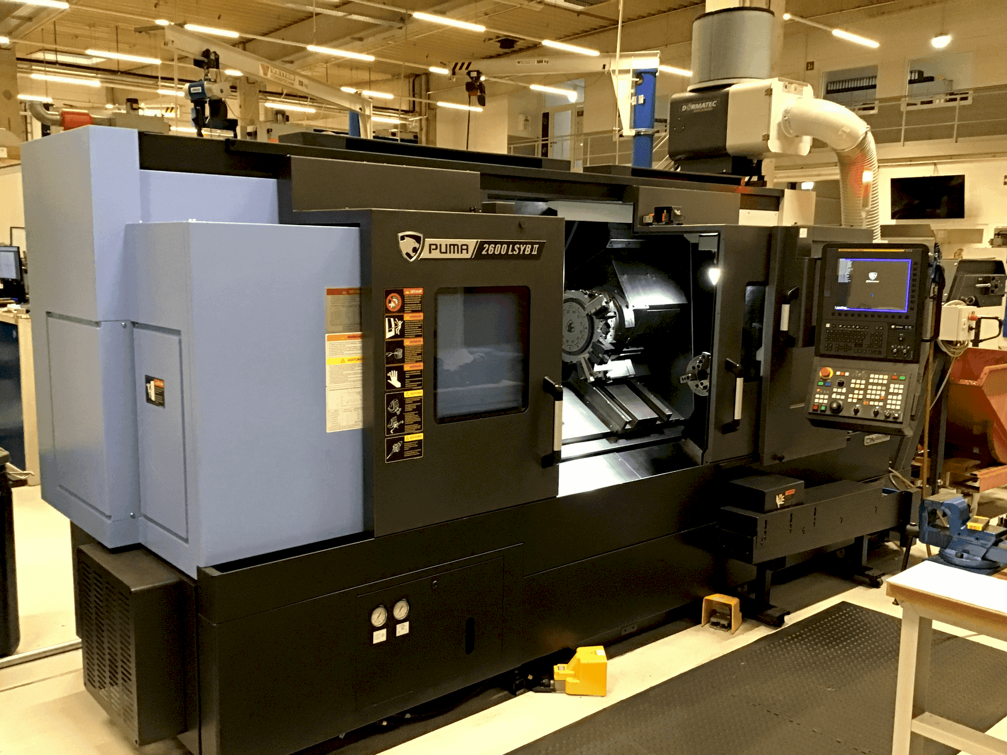 Frontansicht der DN SOLUTIONS Puma 2600 LSYB II Maschine