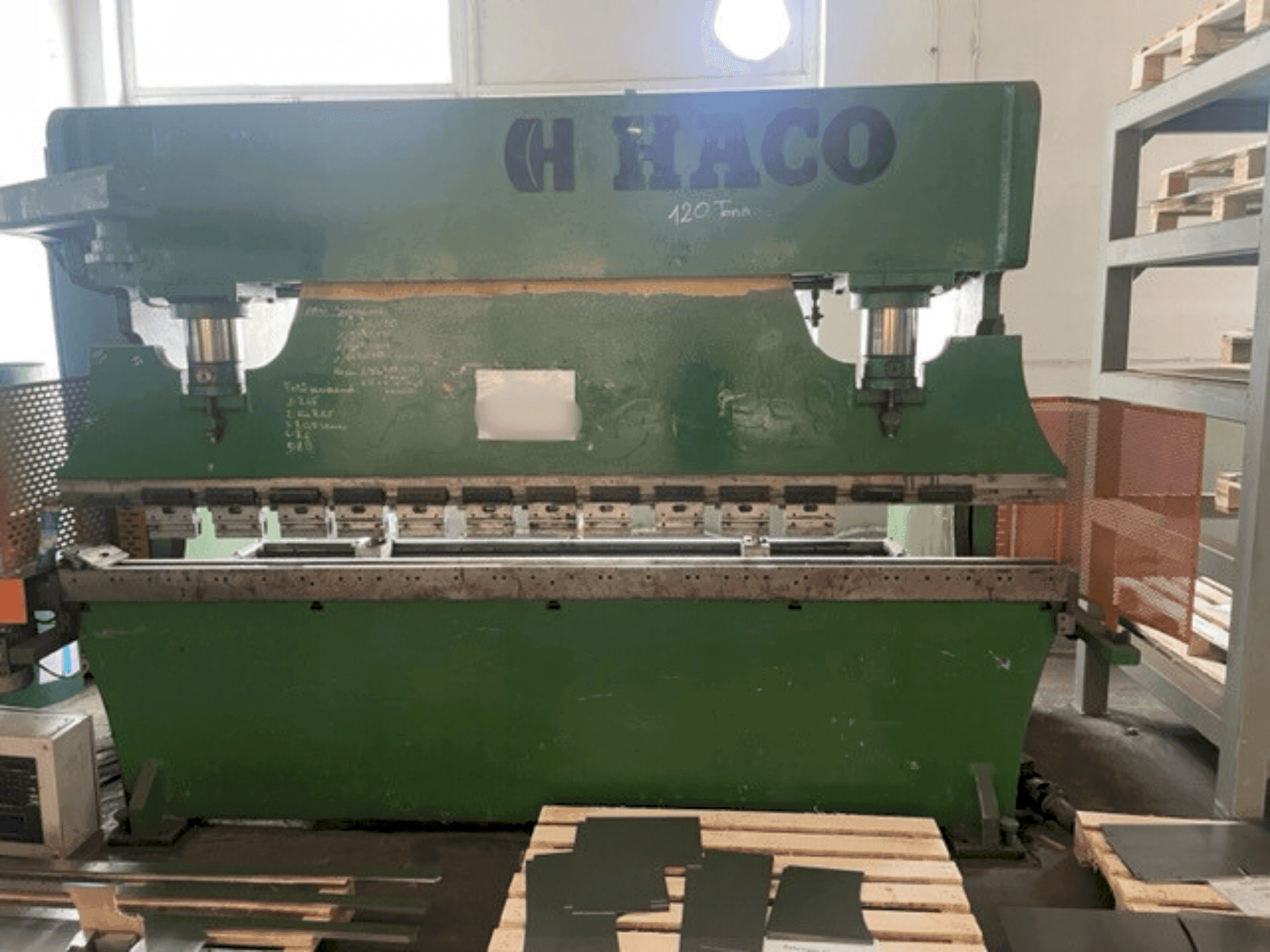 Frontansicht der HACO PPE S30135 Maschine
