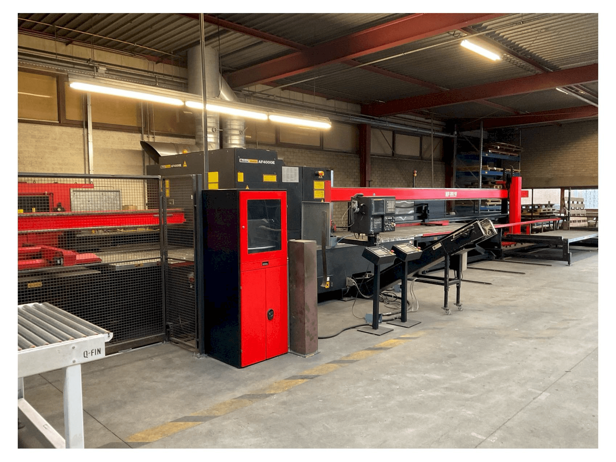 Frontansicht der AMADA LC-2415 alpha III Maschine