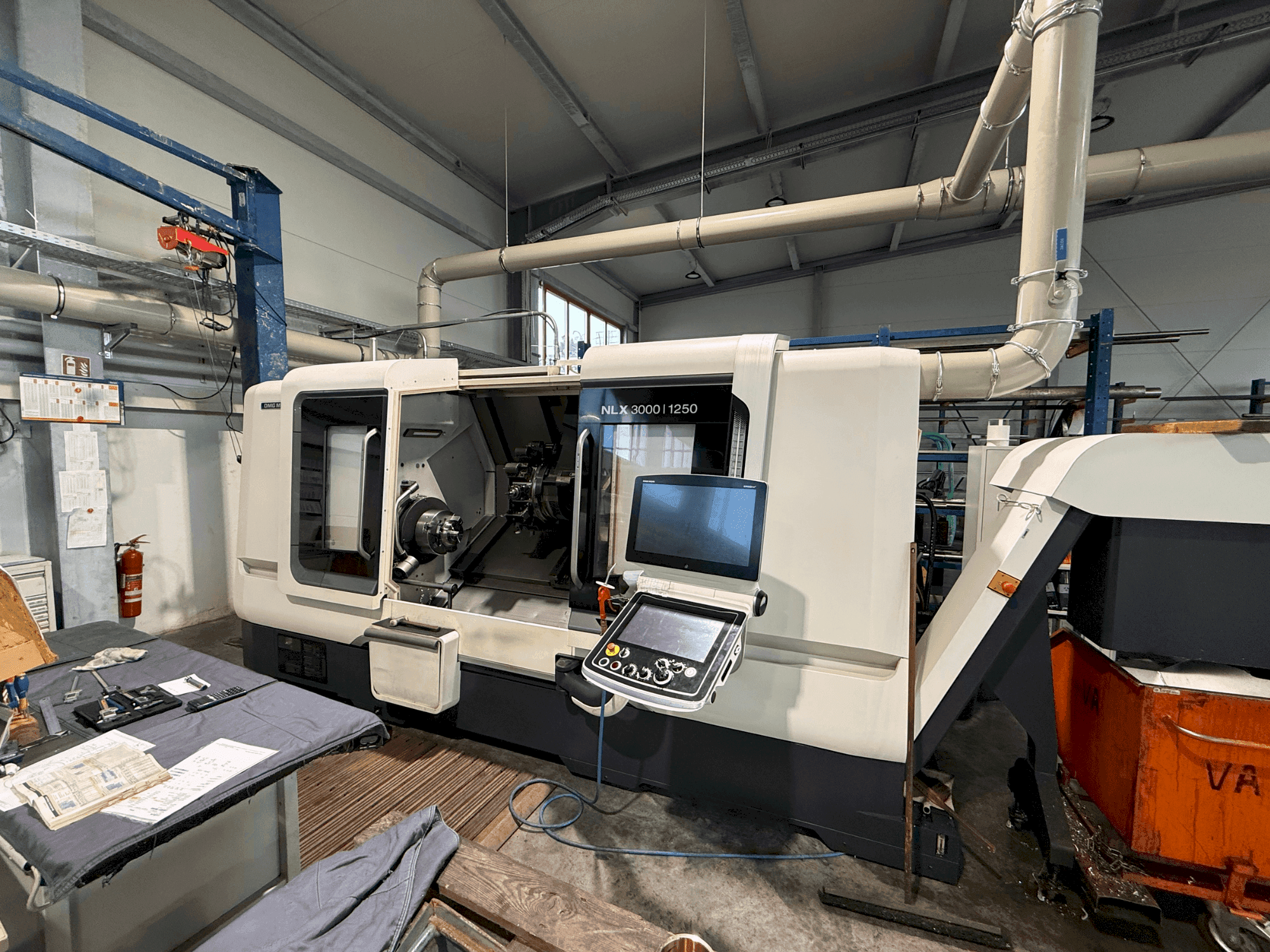 Frontansicht der DMG MORI NLX 3000 Y / 1250 Maschine