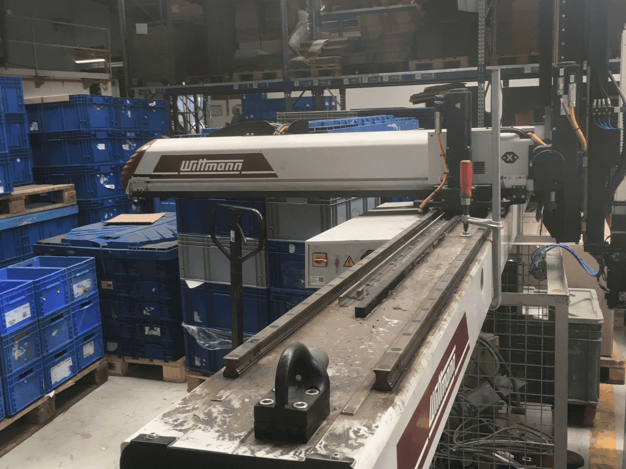 Frontansicht der WITTMANN W743 Maschine