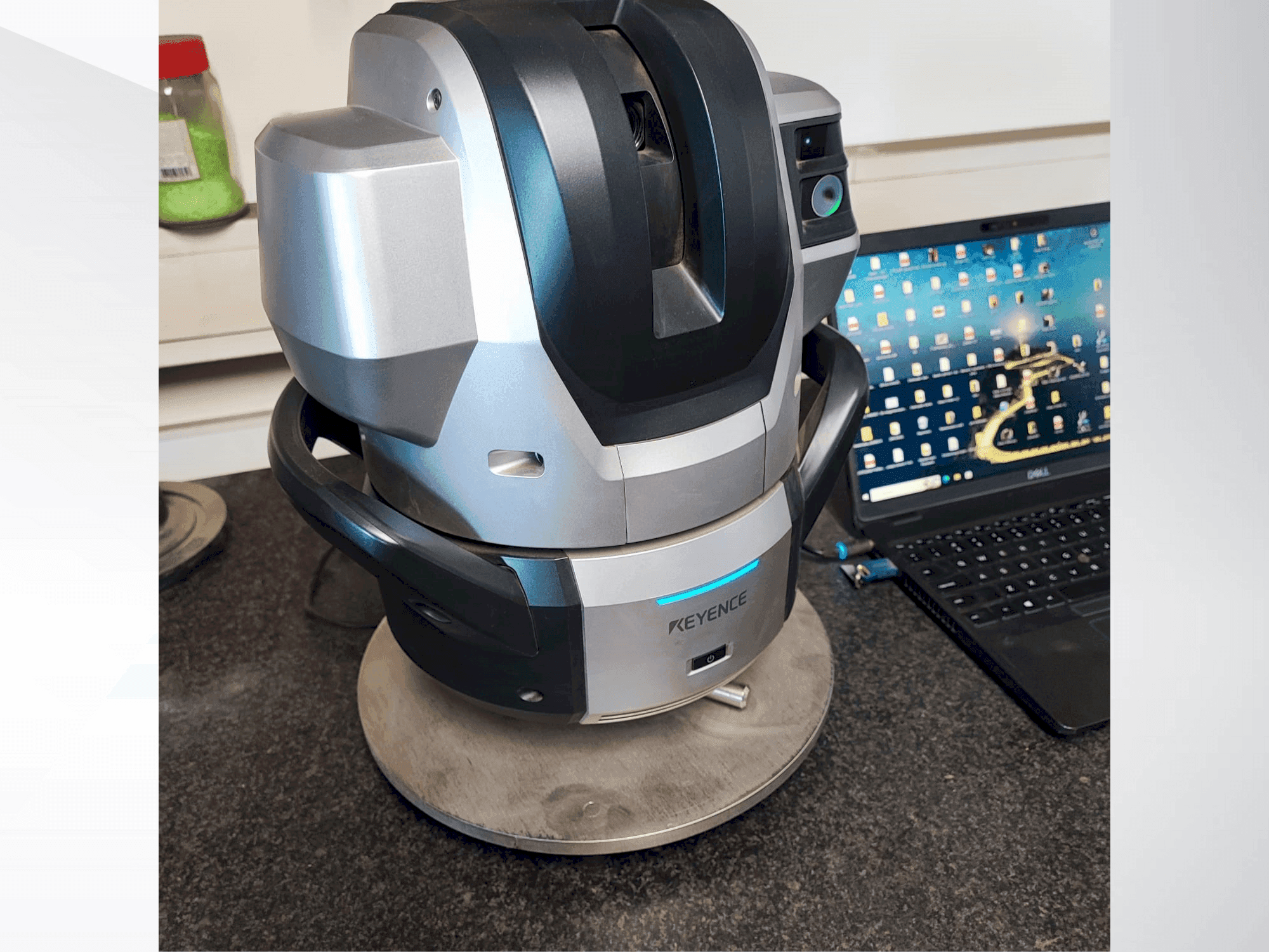 Frontansicht der KEYENCE WM 3000 Maschine