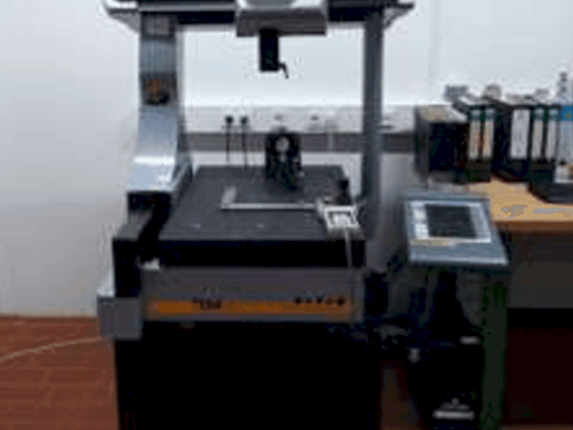 Frontansicht der TESA Micro-Hite MH3D Recorder 454 Tesaslar-i Maschine