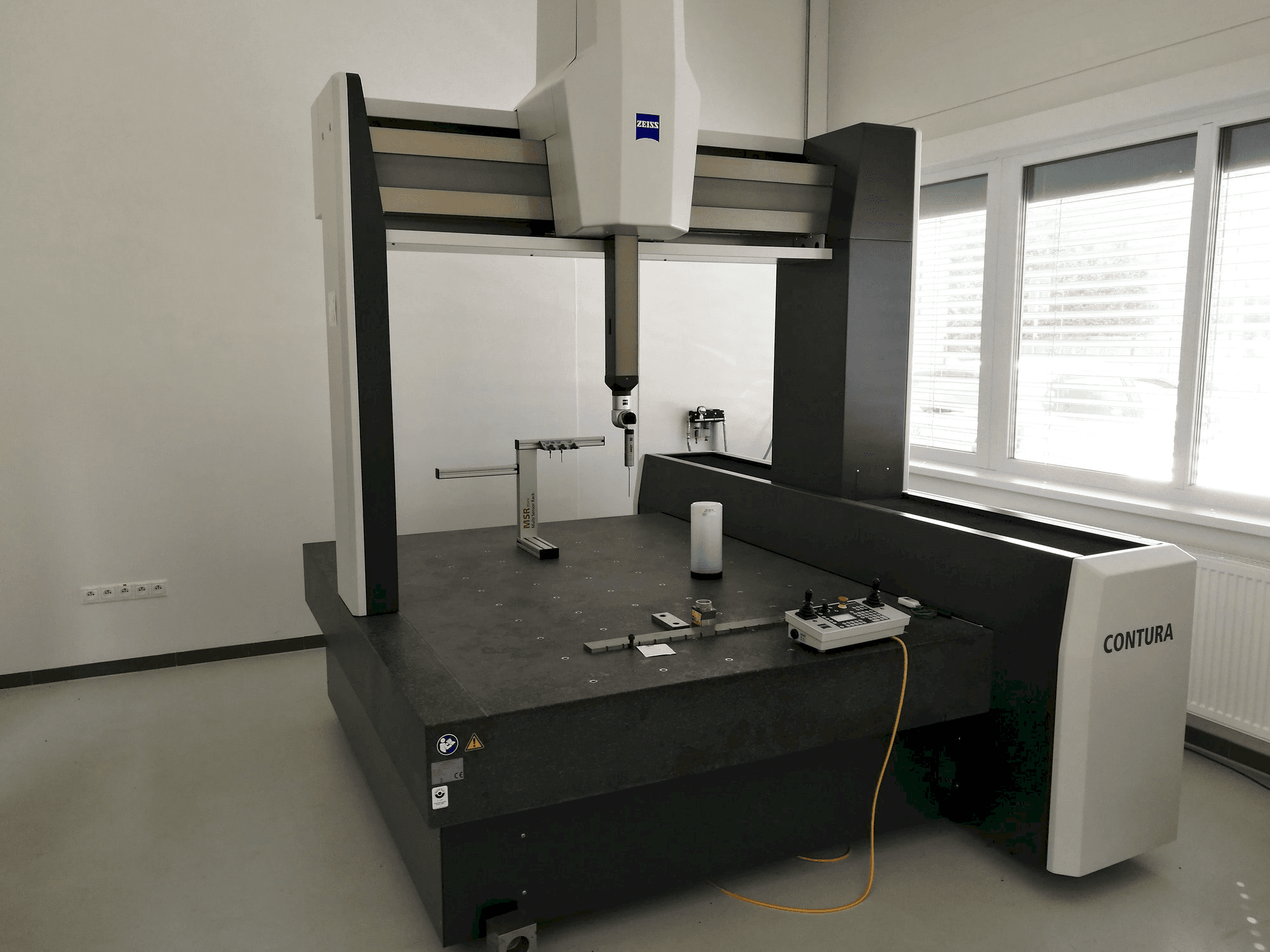 Frontansicht der ZEISS CONTURA 12/18/10 RDS Maschine