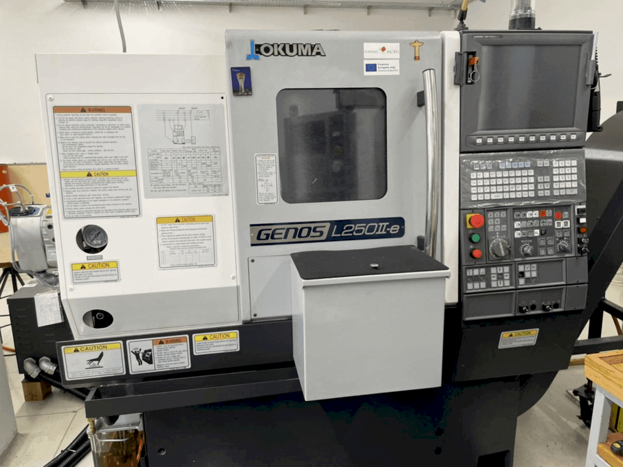 Frontansicht der Okuma GENOS L250IIe Maschine