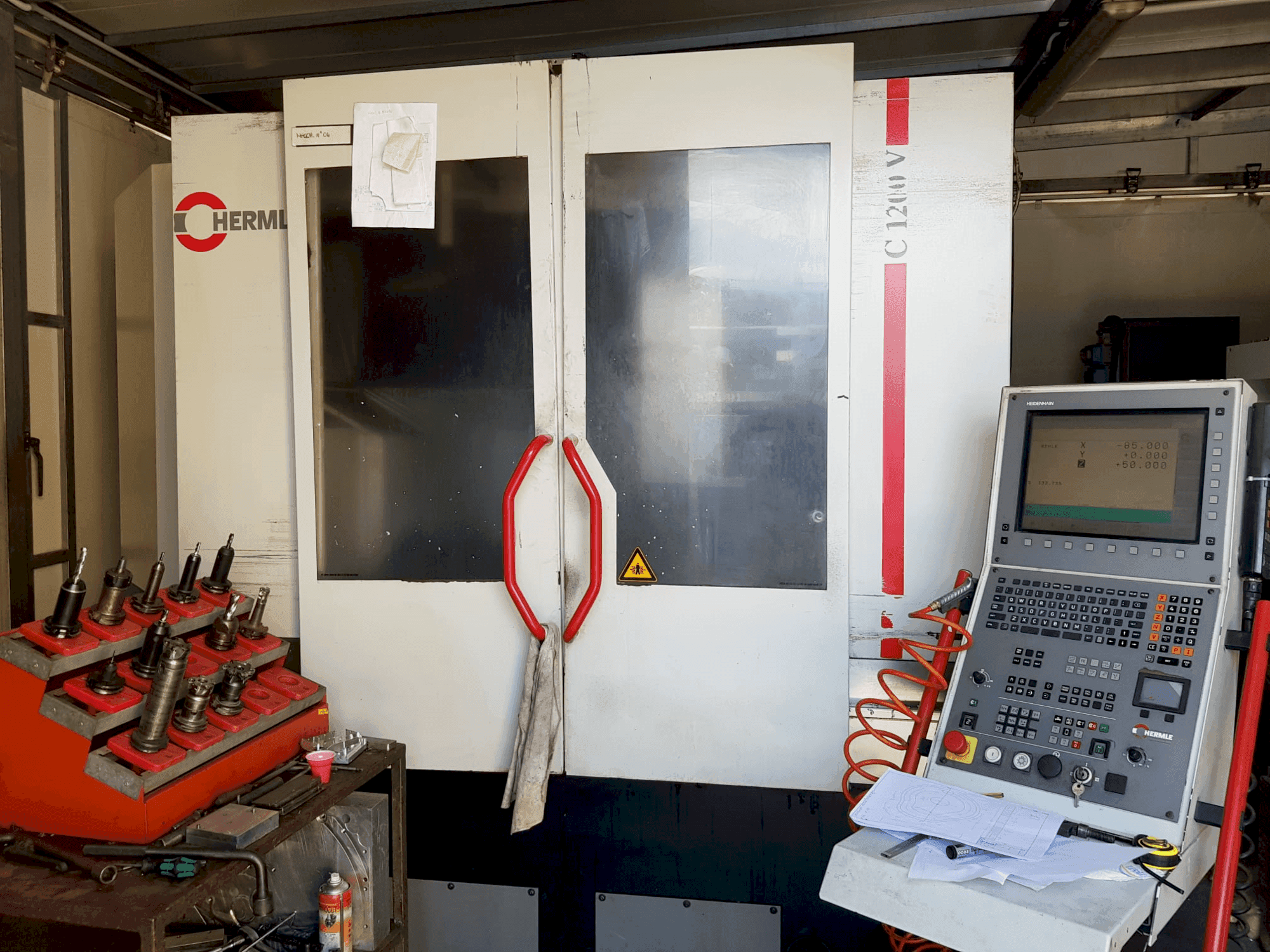 Frontansicht der HERMLE C 1200 V Maschine