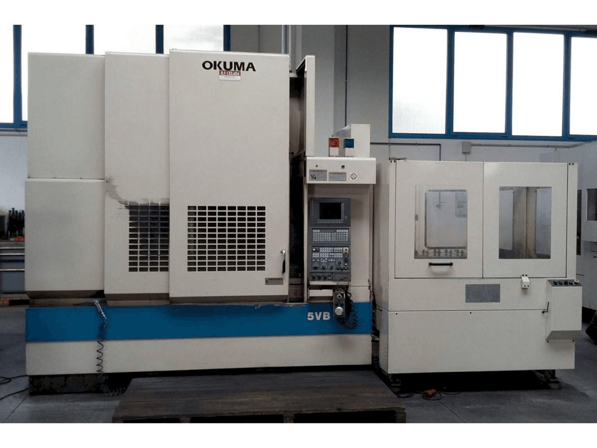Frontansicht der Okuma MX55 VB Maschine