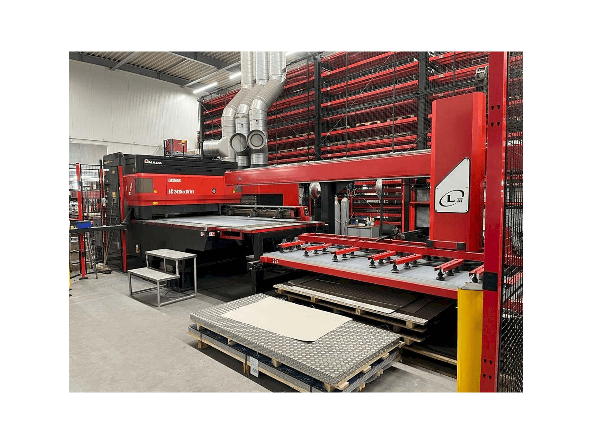 Frontansicht der AMADA LC2415 a IV NT Maschine
