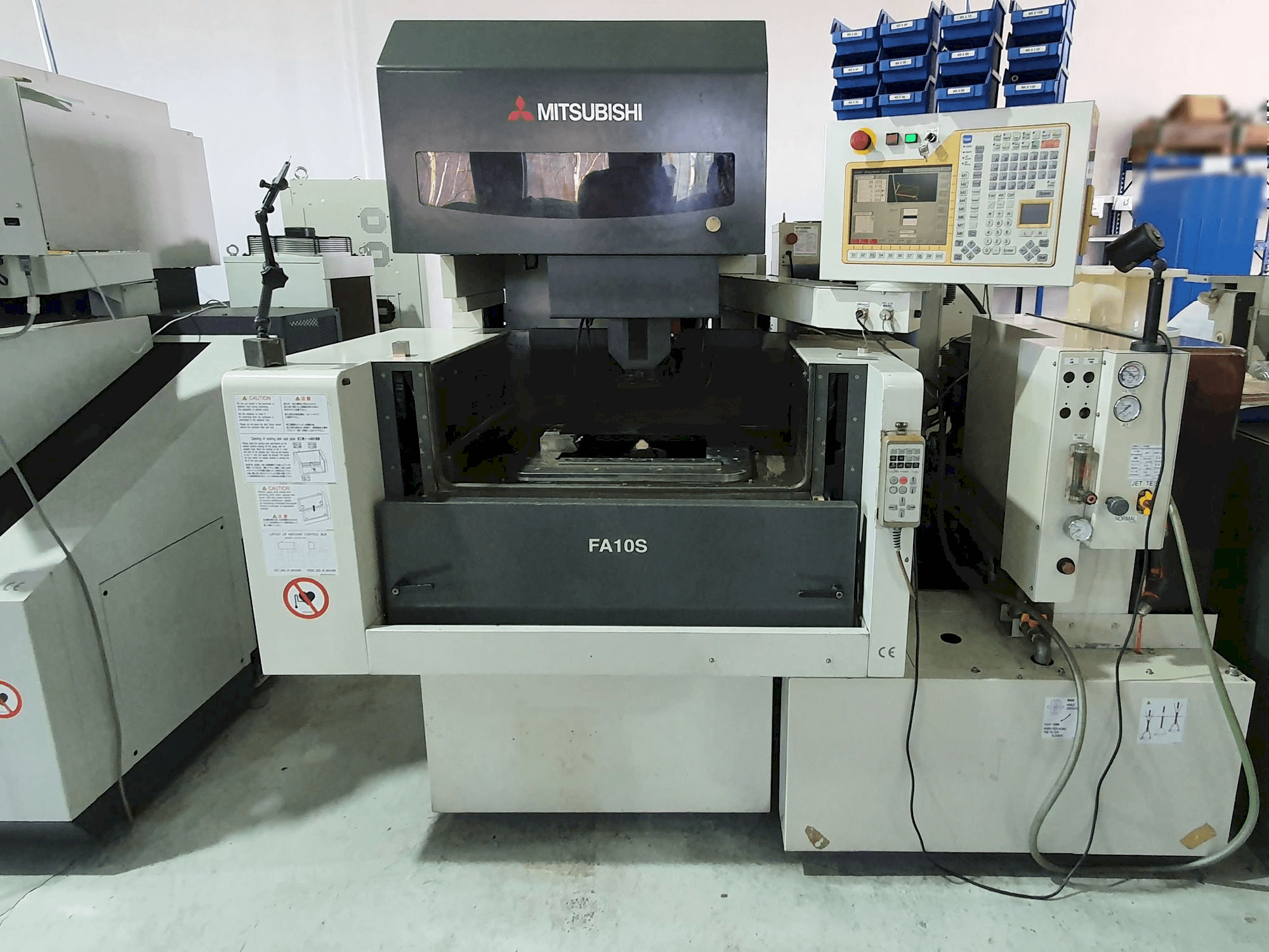 Frontansicht der Mitsubishi FA10SM Maschine