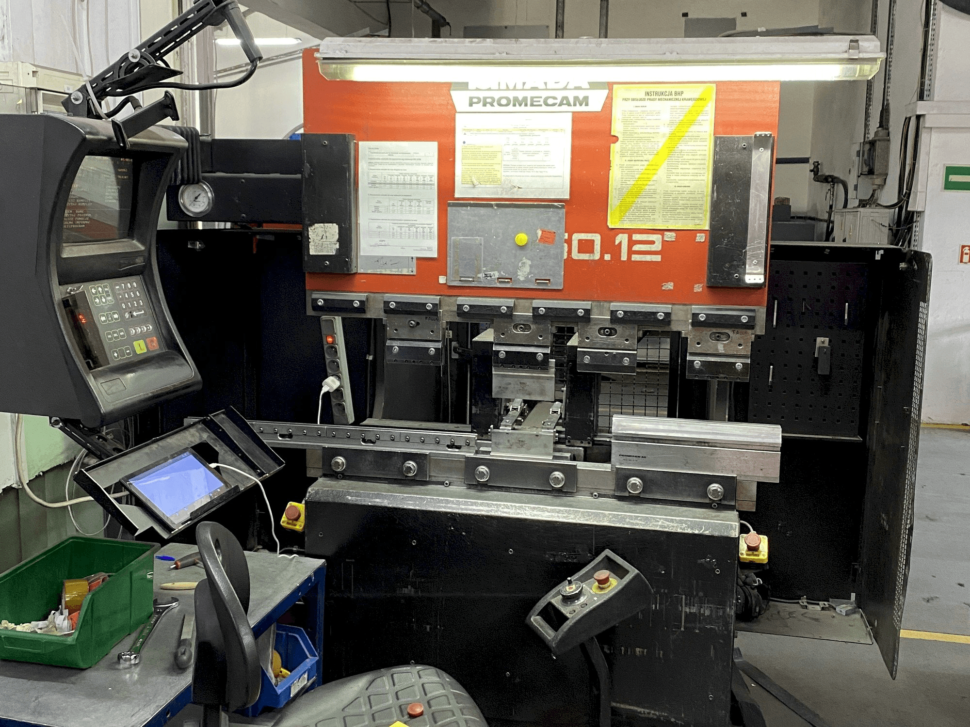 Frontansicht der AMADA ITPS2 50-12 Maschine